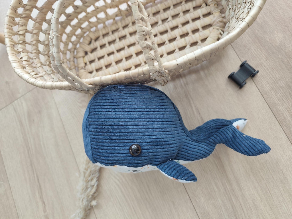 🐋 Peluche baleine bébé – Collection Madeleine la Baleine | Fait main – Blanche & Noé