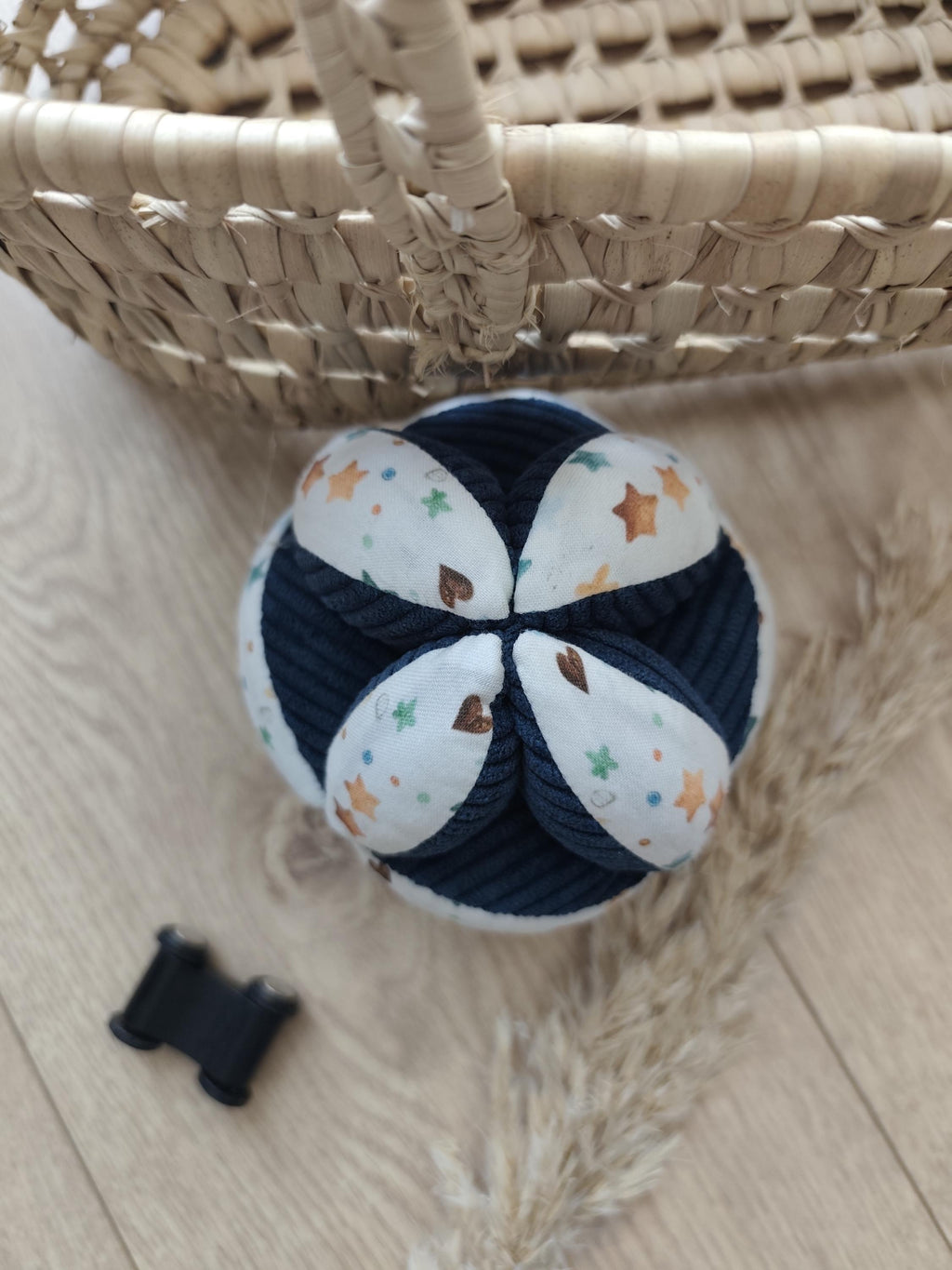 🐋 Balle de préhension bébé – Collection Madeleine la Baleine | Fait main – Blanche & Noé