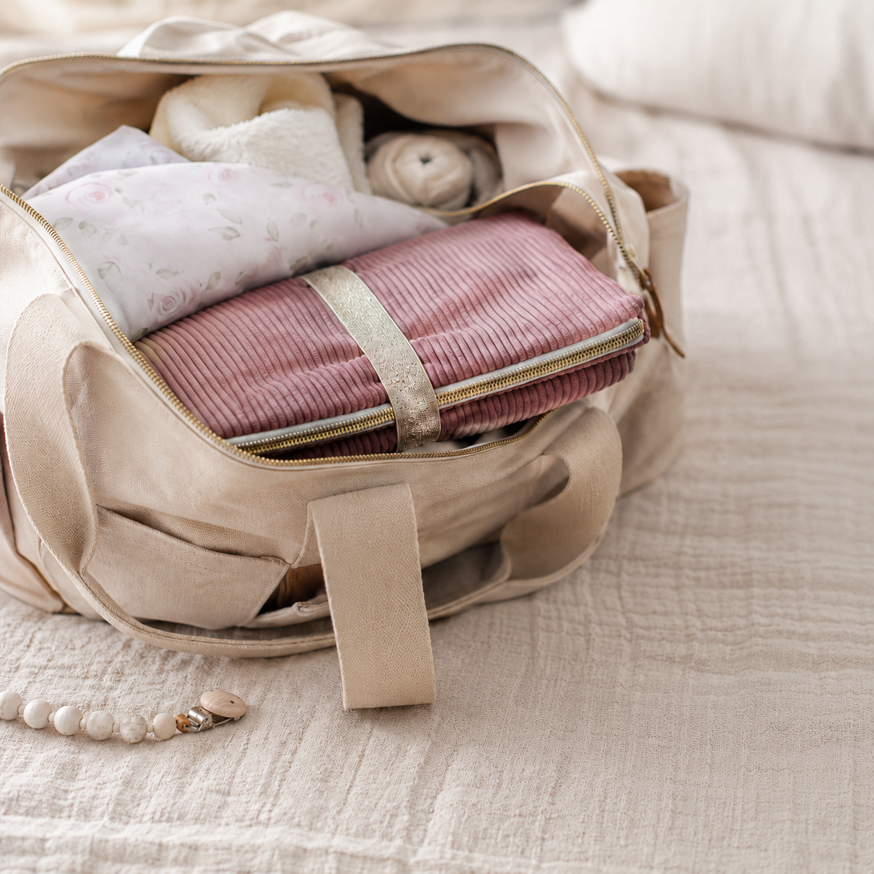 Tapis à langer nomade + trousse de toilette Léontine la Lapine | Velours côtelé rose