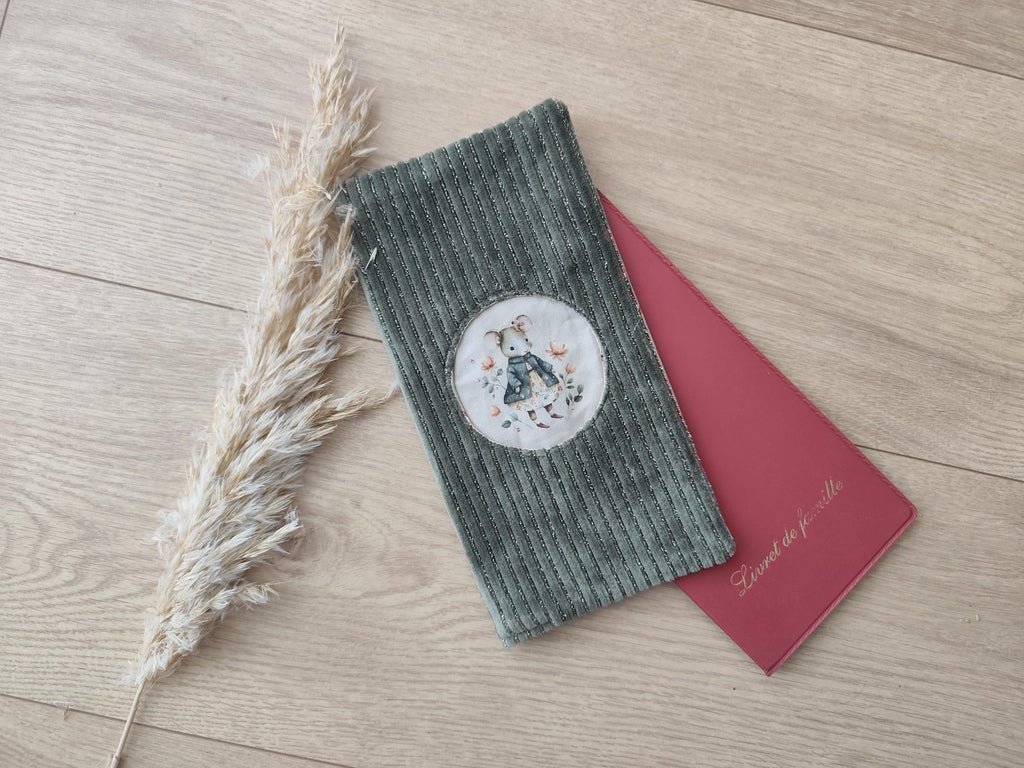 🐭 Protège livret de famille fait main – Collection Marie Capucine la Souris | Blanche & Noé