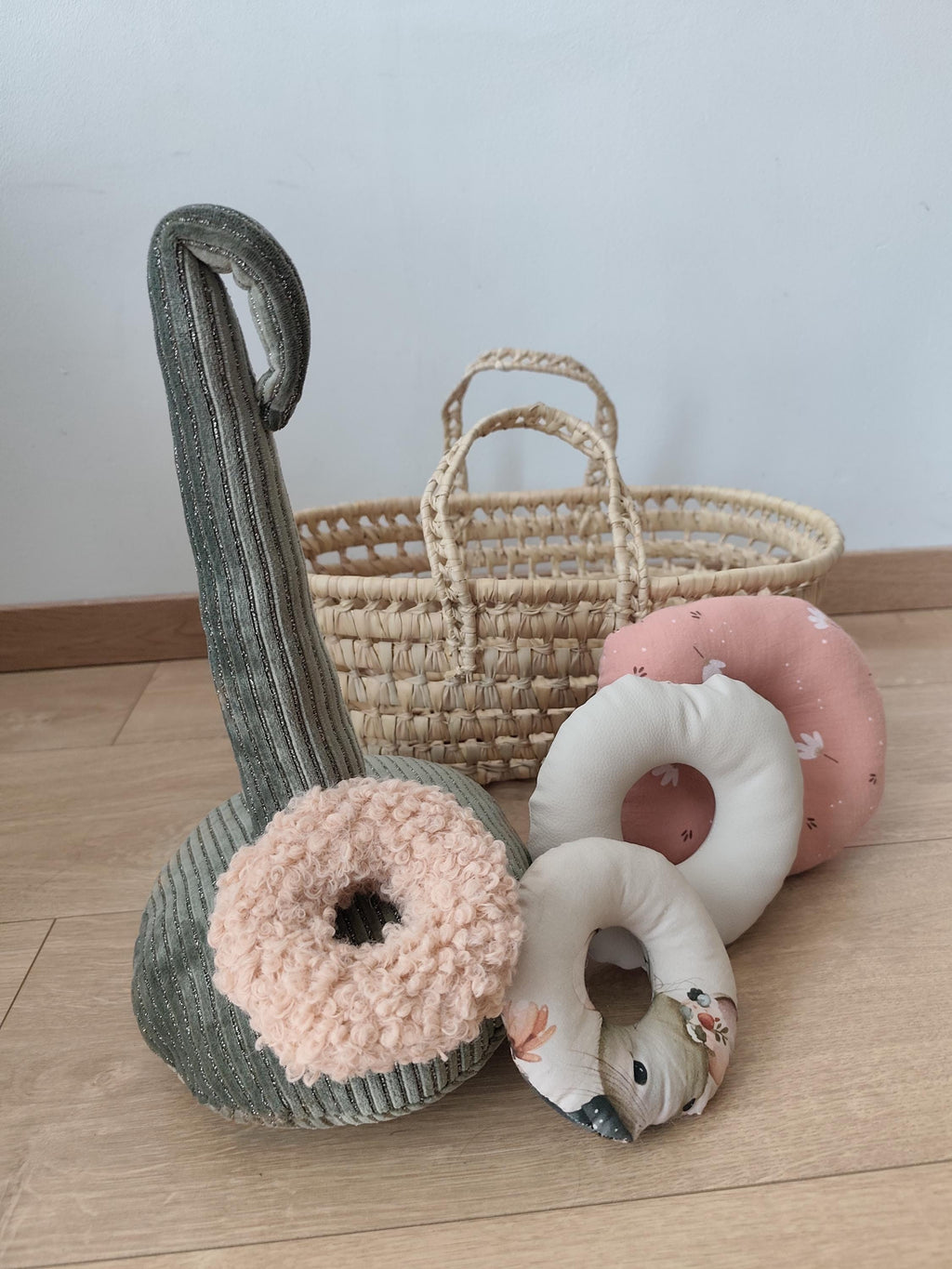 🐭 Jeu d’anneaux à empiler bébé – Collection Marie Capucine la Souris | Fait main – Blanche & Noé