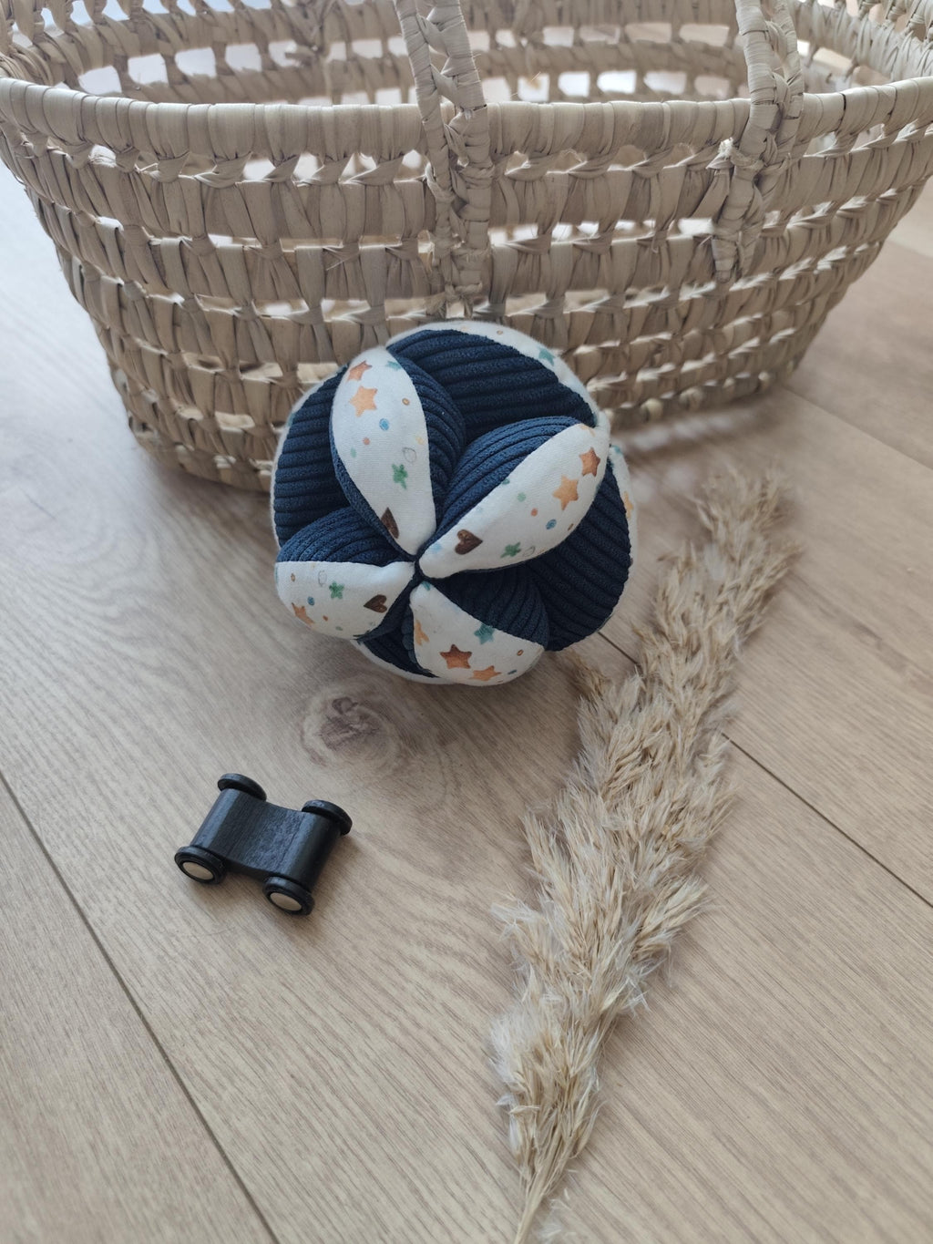 🐋 Balle de préhension bébé – Collection Madeleine la Baleine | Fait main – Blanche & Noé