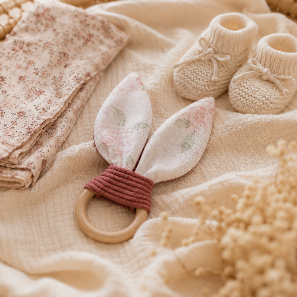 Hochet bébé oreilles de lapin Léontine – anneau bois, coton et velours côtelé