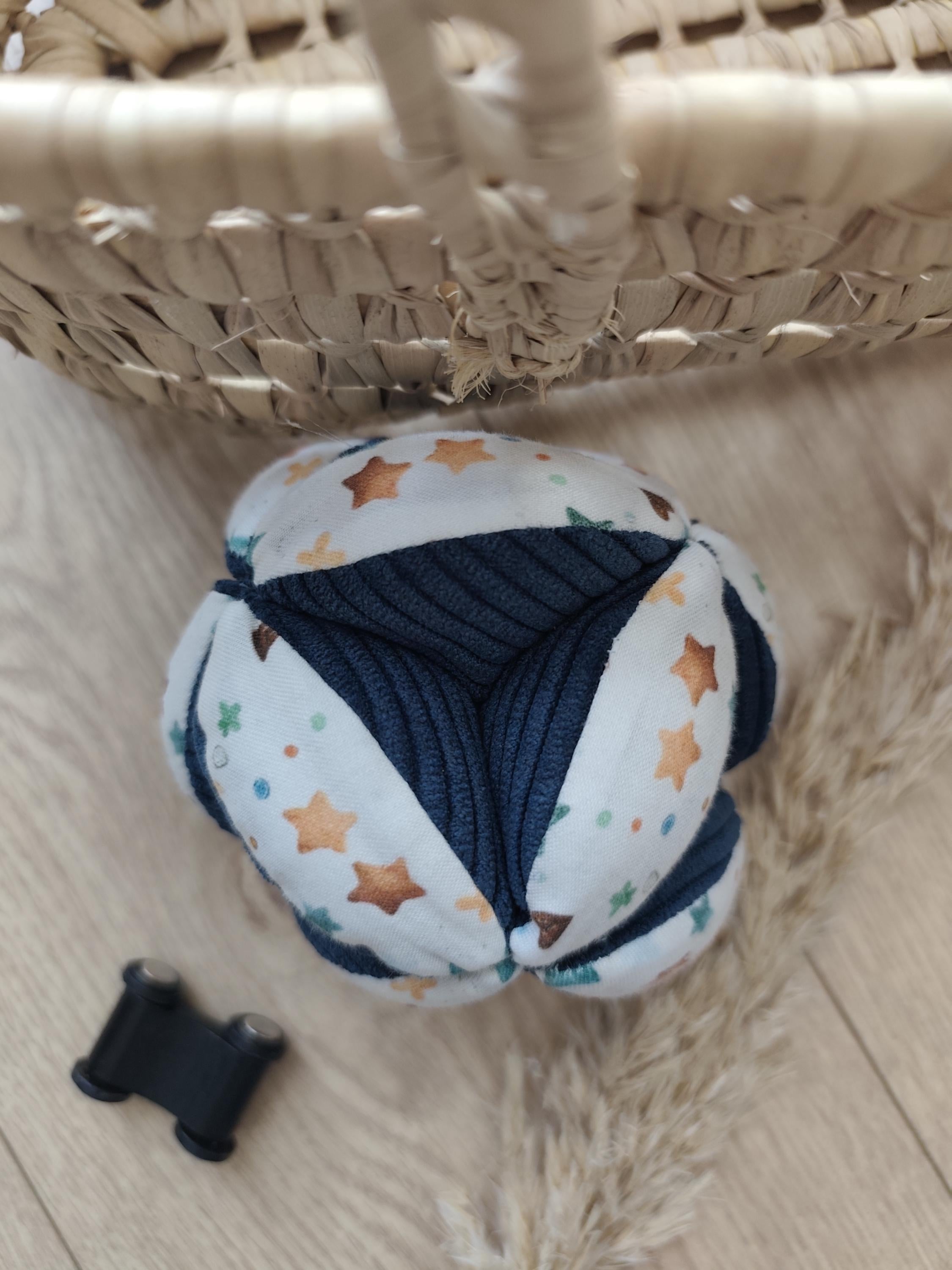 🐋 Balle de préhension bébé – Collection Madeleine la Baleine | Fait main – Blanche & Noé