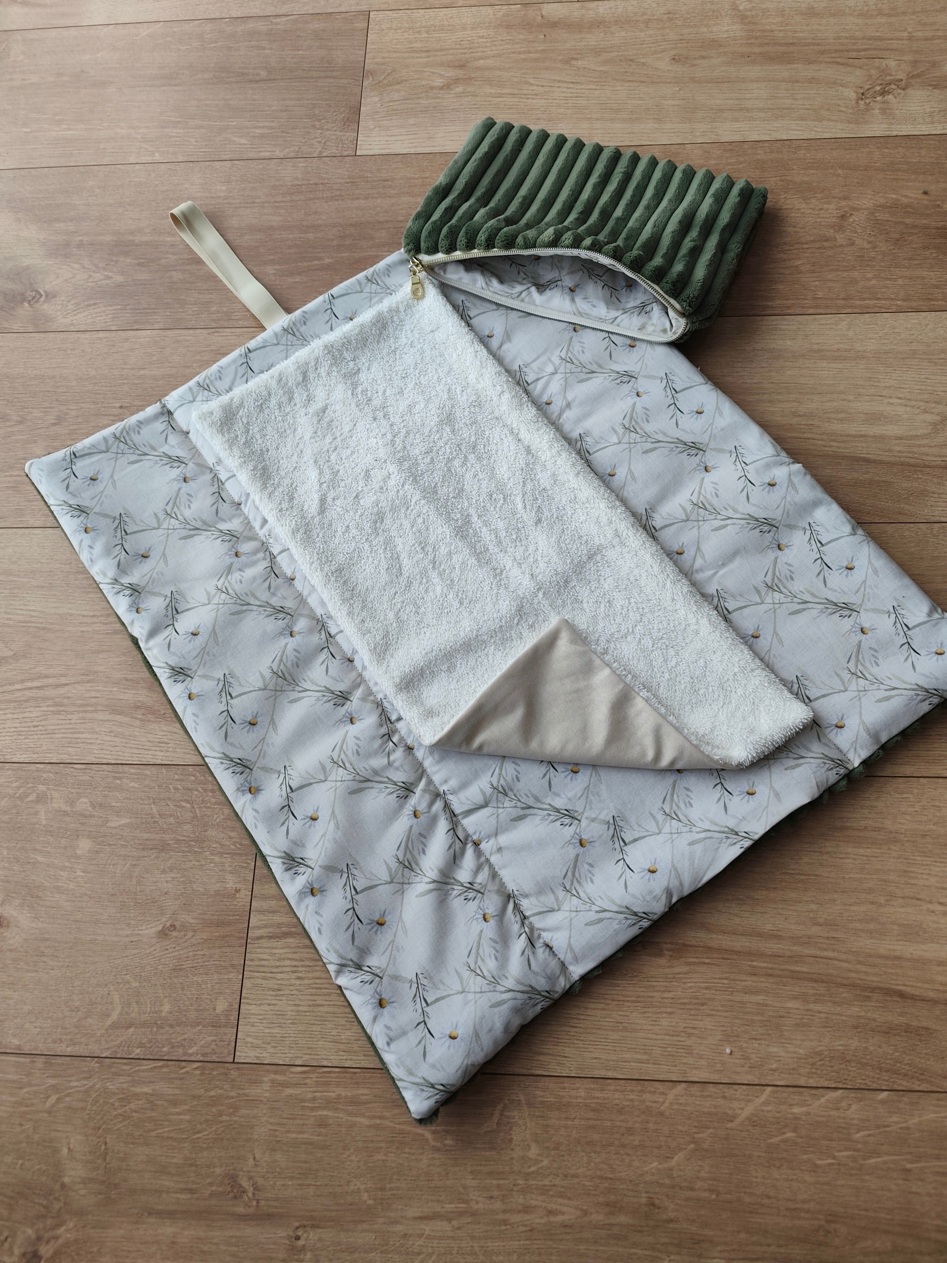 Coffret à langer nomade Léon l'Ourson déplié avec trousse assortie, tapis 50x60 cm éponge & imperméable – Blanche & Noé