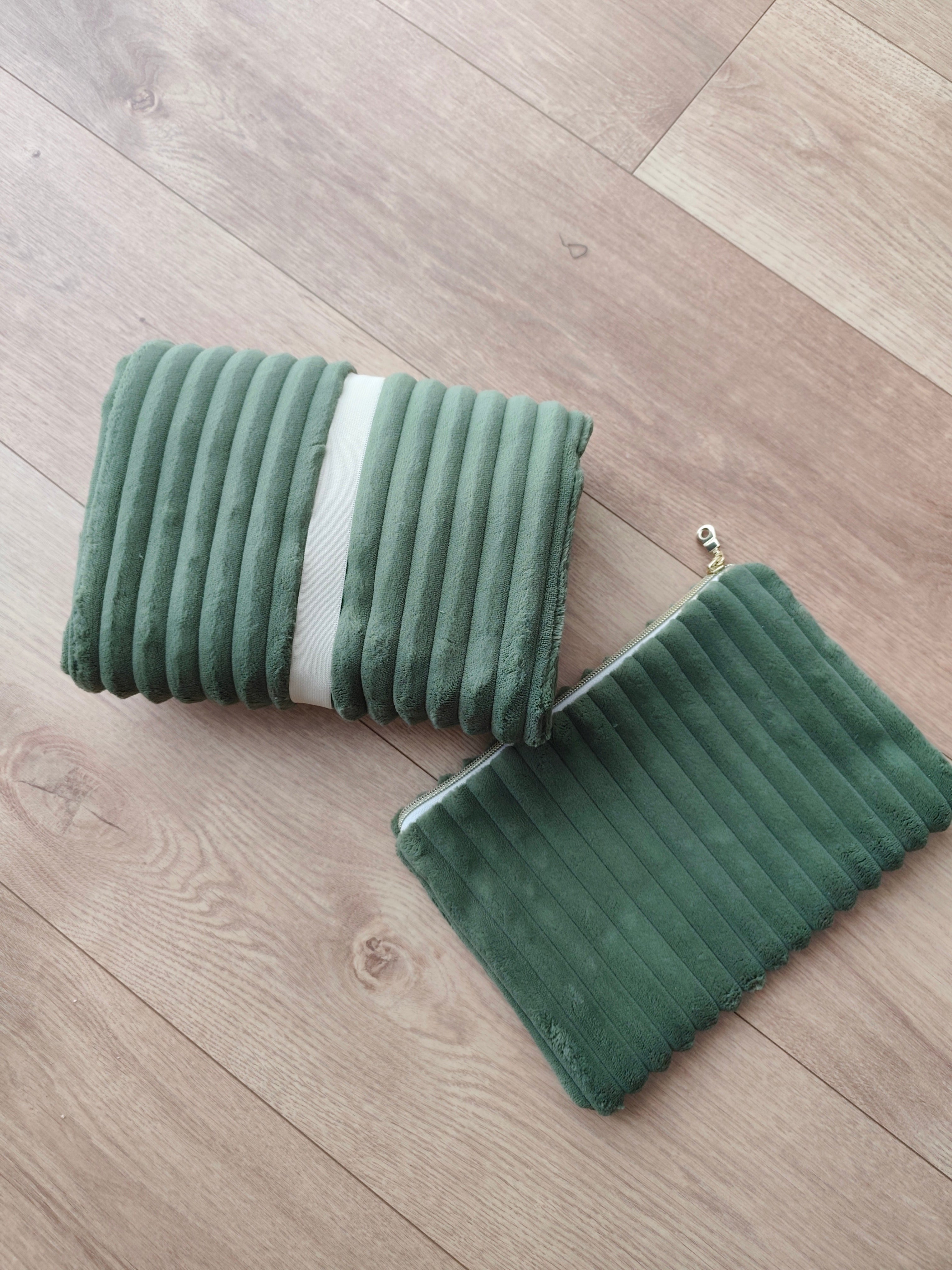 Tapis à langer nomade Léon l'Ourson plié et trousse de toilette assortie, coffret bébé compact fait main
