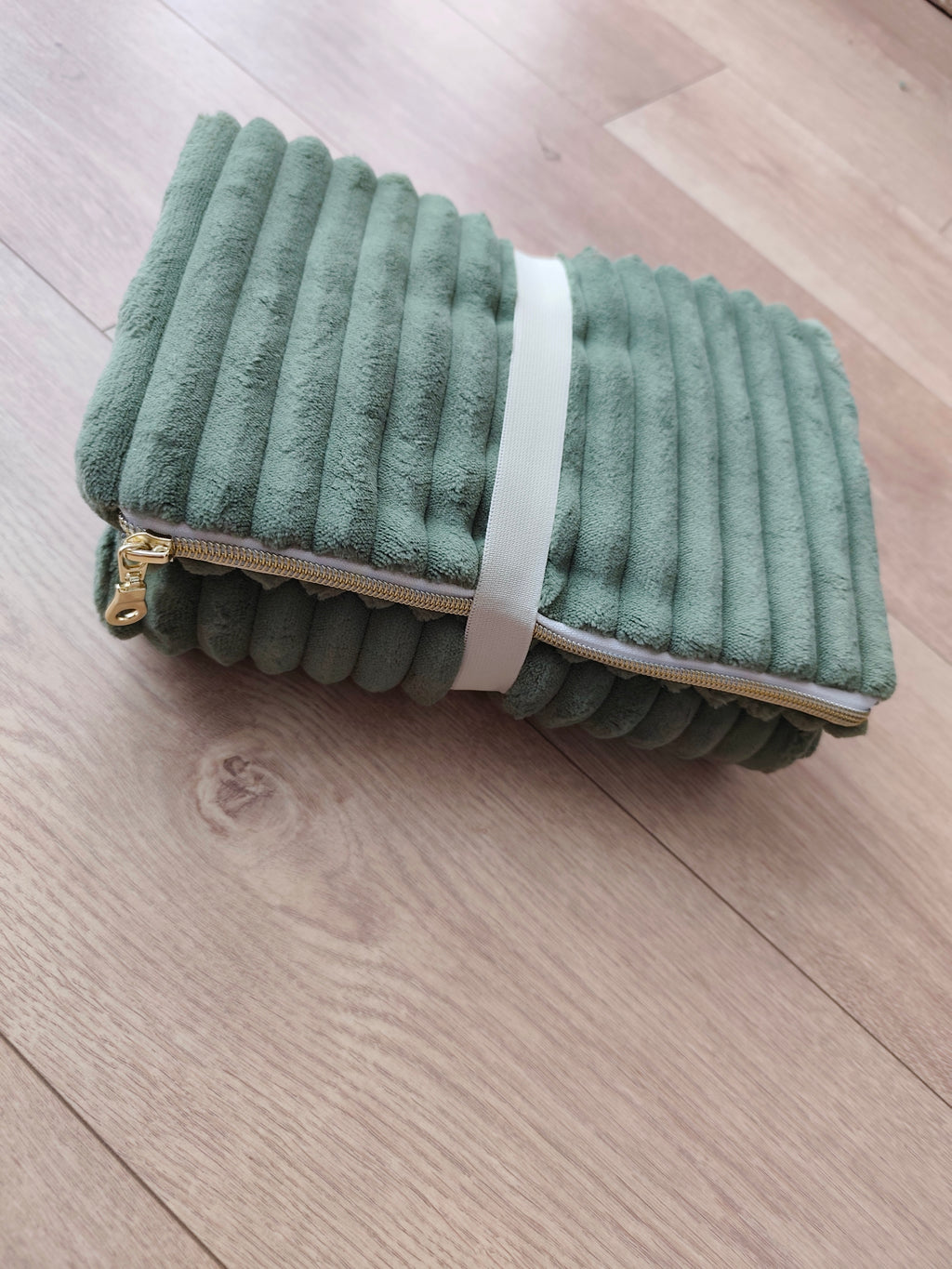 Coffret à langer nomade Léon l'Ourson rangé, tapis pliable et trousse coordonnée – cadeau naissance artisanal Blanche & Noé