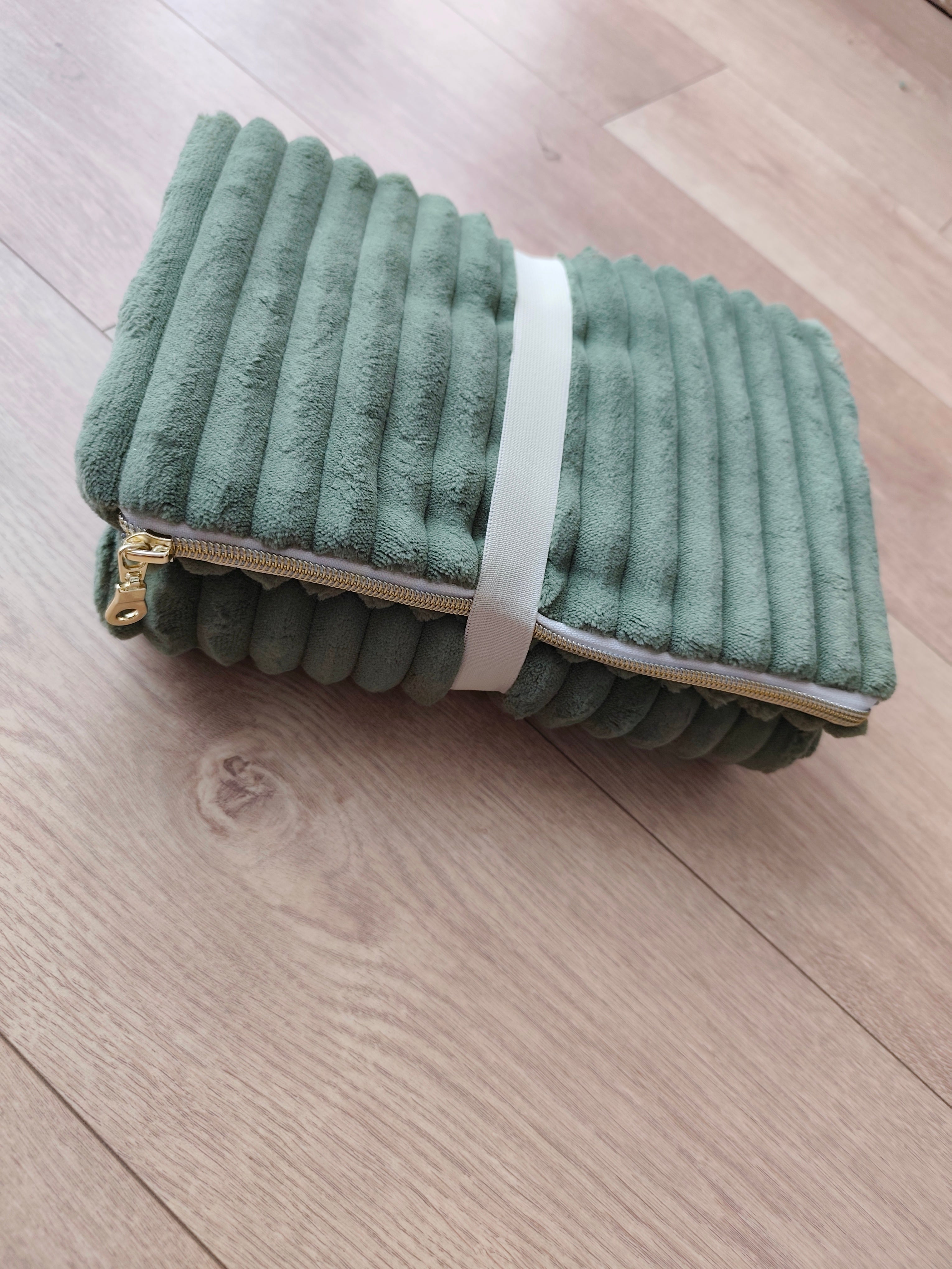 Coffret à langer nomade Léon l'Ourson rangé, tapis pliable et trousse coordonnée – cadeau naissance artisanal Blanche & Noé