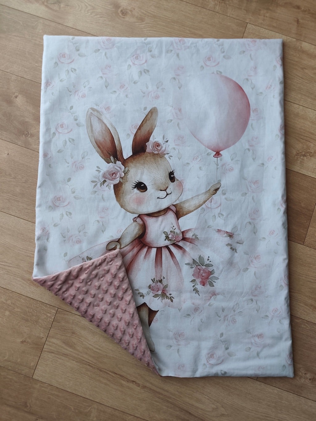 Couverture bébé Léontine la Lapine 72x98 cm, coton imprimé & minky rose, fabrication artisanale – Blanche & Noé
