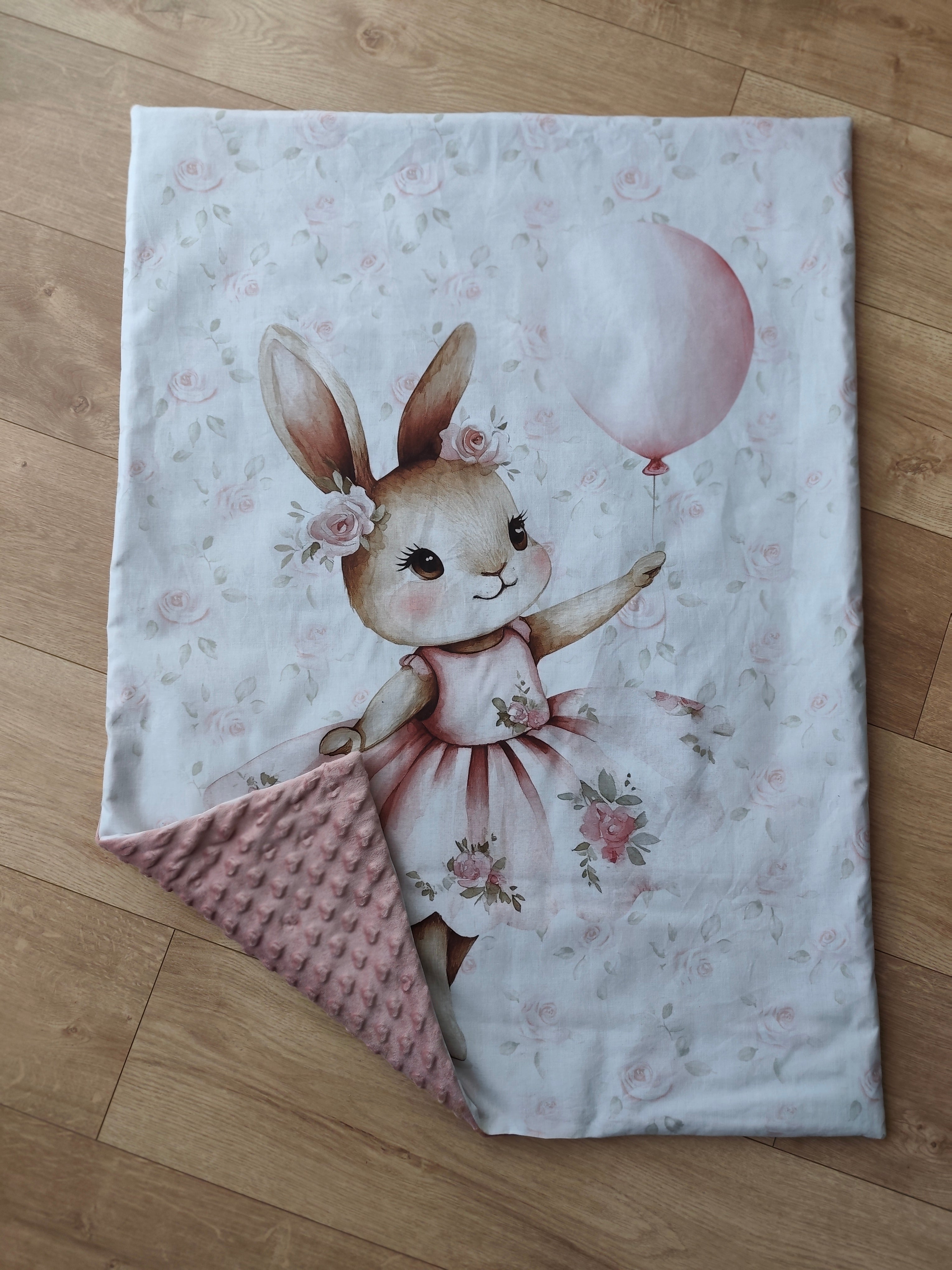 Couverture bébé Léontine la Lapine 72x98 cm, coton imprimé & minky rose, fabrication artisanale – Blanche & Noé