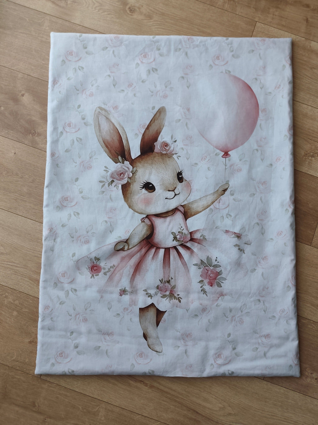 Recto coton imprimé cretonne Léontine la Lapine, illustration lapine fond fleuri tons poudrés – couverture bébé Blanche & Noé