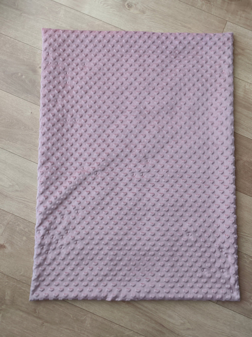 Verso tissu minky rose relief cœur ultra doux, couverture bébé Léontine la Lapine artisanale – Blanche & Noé