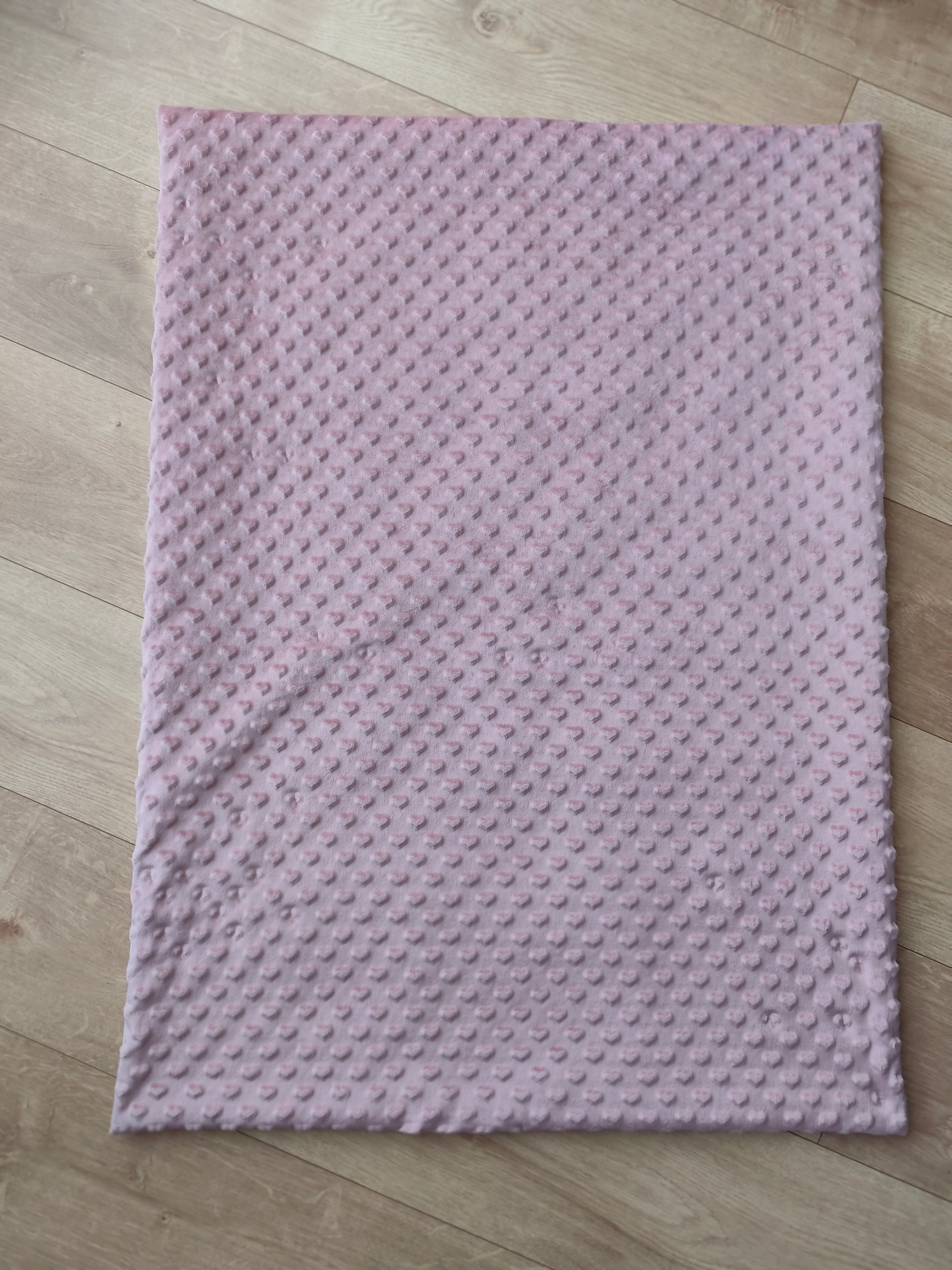 Verso tissu minky rose relief cœur ultra doux, couverture bébé Léontine la Lapine artisanale – Blanche & Noé