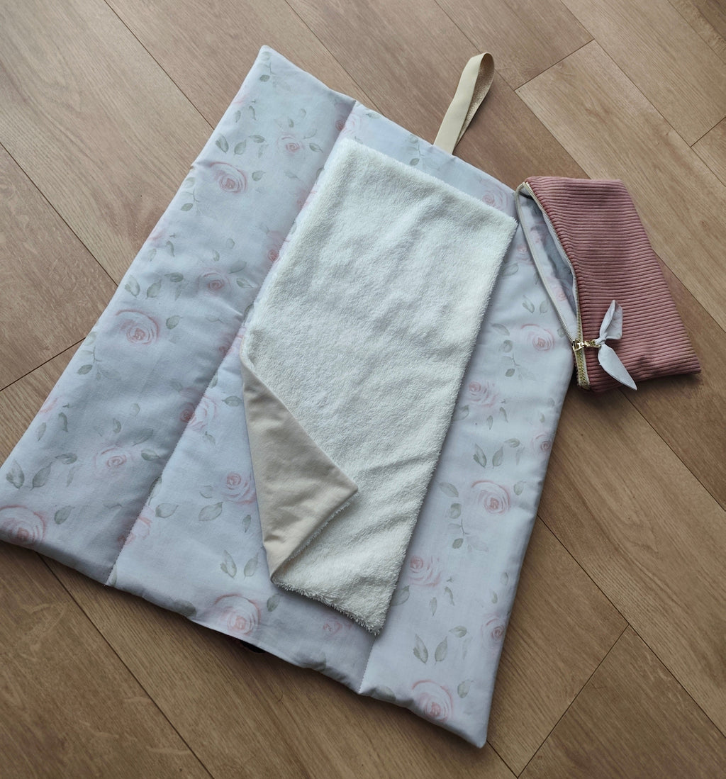 Tapis à langer nomade Léontine la Lapine déplié avec lange imperméable et trousse assortie – Blanche & Noé