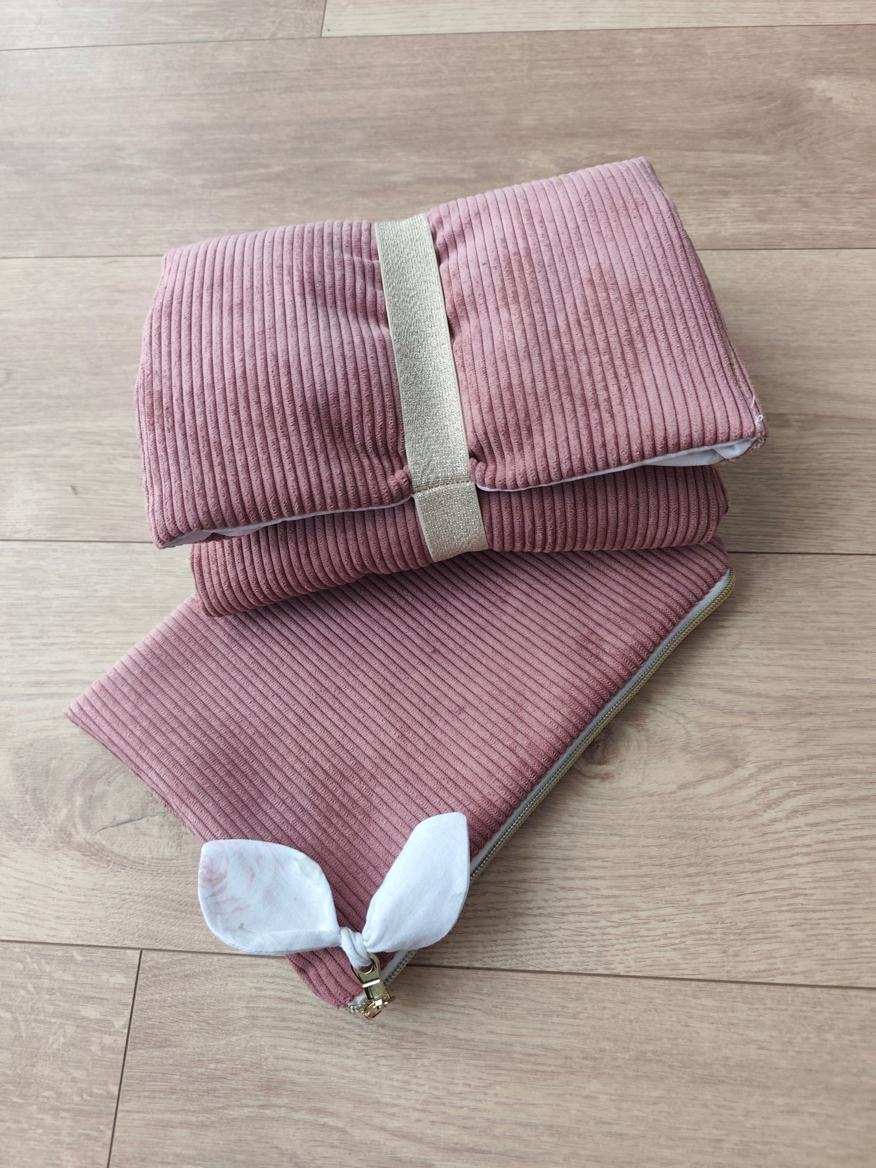 Set tapis à langer et trousse de toilette Léontine la Lapine en velours côtelé rose poudré – Blanche & Noé