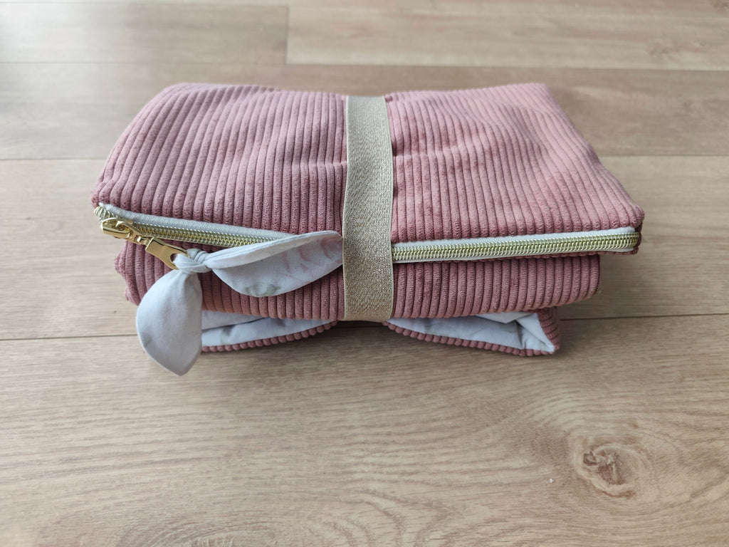 Tapis à langer nomade Léontine la Lapine plié en velours côtelé rose avec sangle dorée – Blanche & Noé