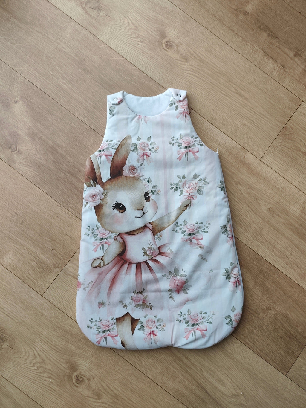 Gigoteuse bébé Léontine la Lapine 0-6 mois, coton imprimé fleuri rose, fabrication artisanale – Blanche & Noé