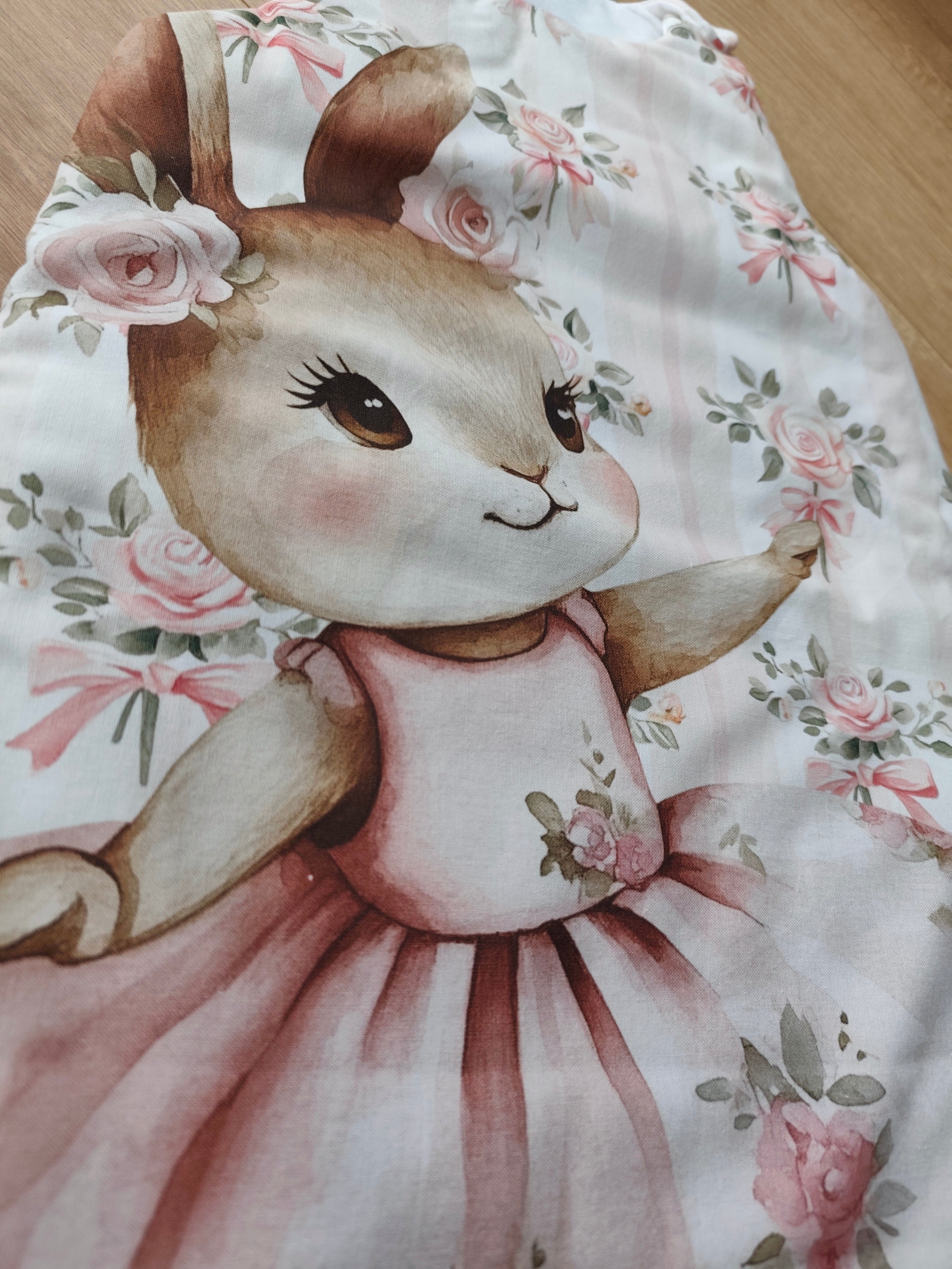 Détail imprimé coton fleuri Léontine la Lapine, gigoteuse bébé mi-saison fait main – Blanche & Noé