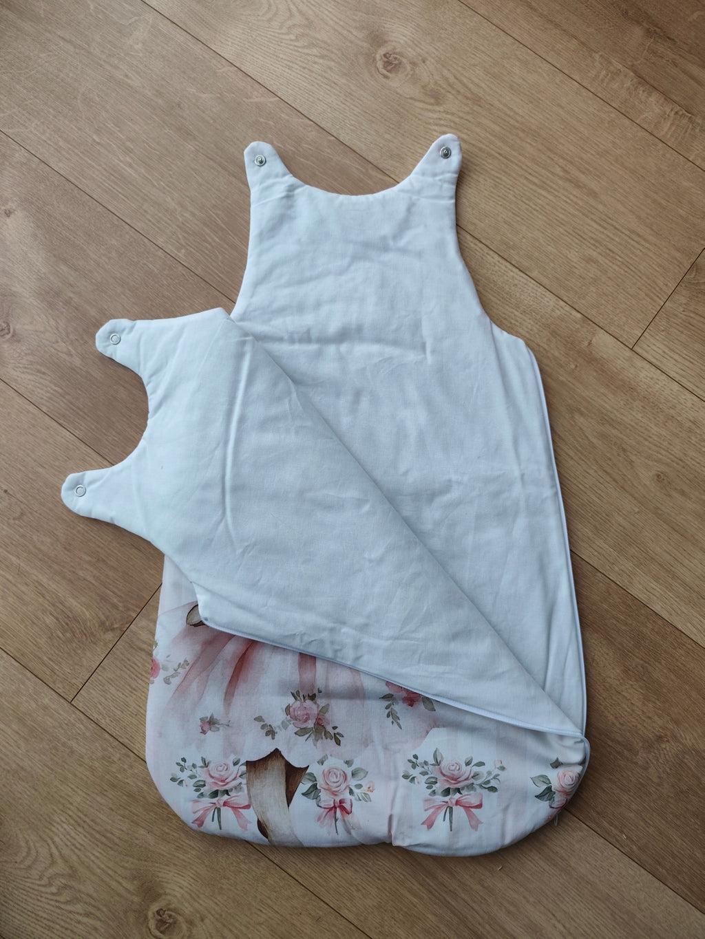 Gigoteuse bébé Léontine la Lapine ouverte, intérieur coton blanc et ouatine moelleuse, fermeture éclair latérale