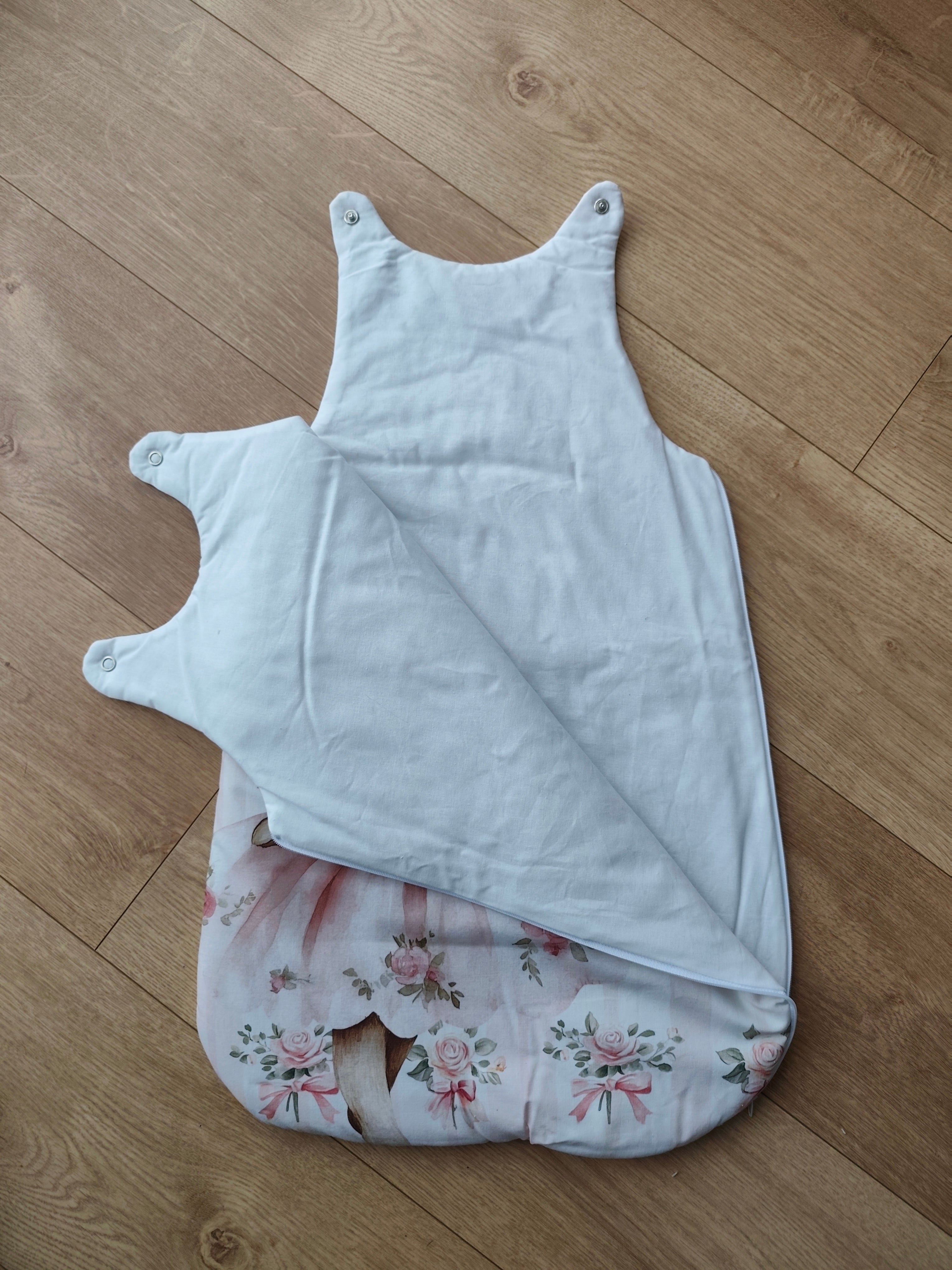 Gigoteuse bébé Léontine la Lapine ouverte, intérieur coton blanc et ouatine moelleuse, fermeture éclair latérale