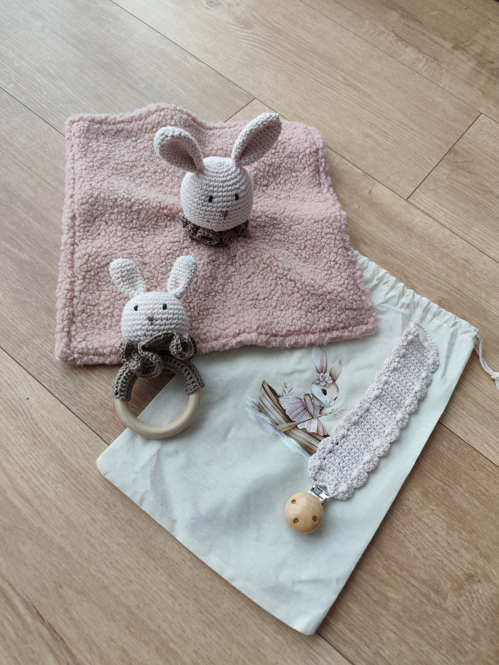 Coffret naissance Léontine la Lapine fait main : doudou, hochet et attache-tétine crochet – Blanche & Noé