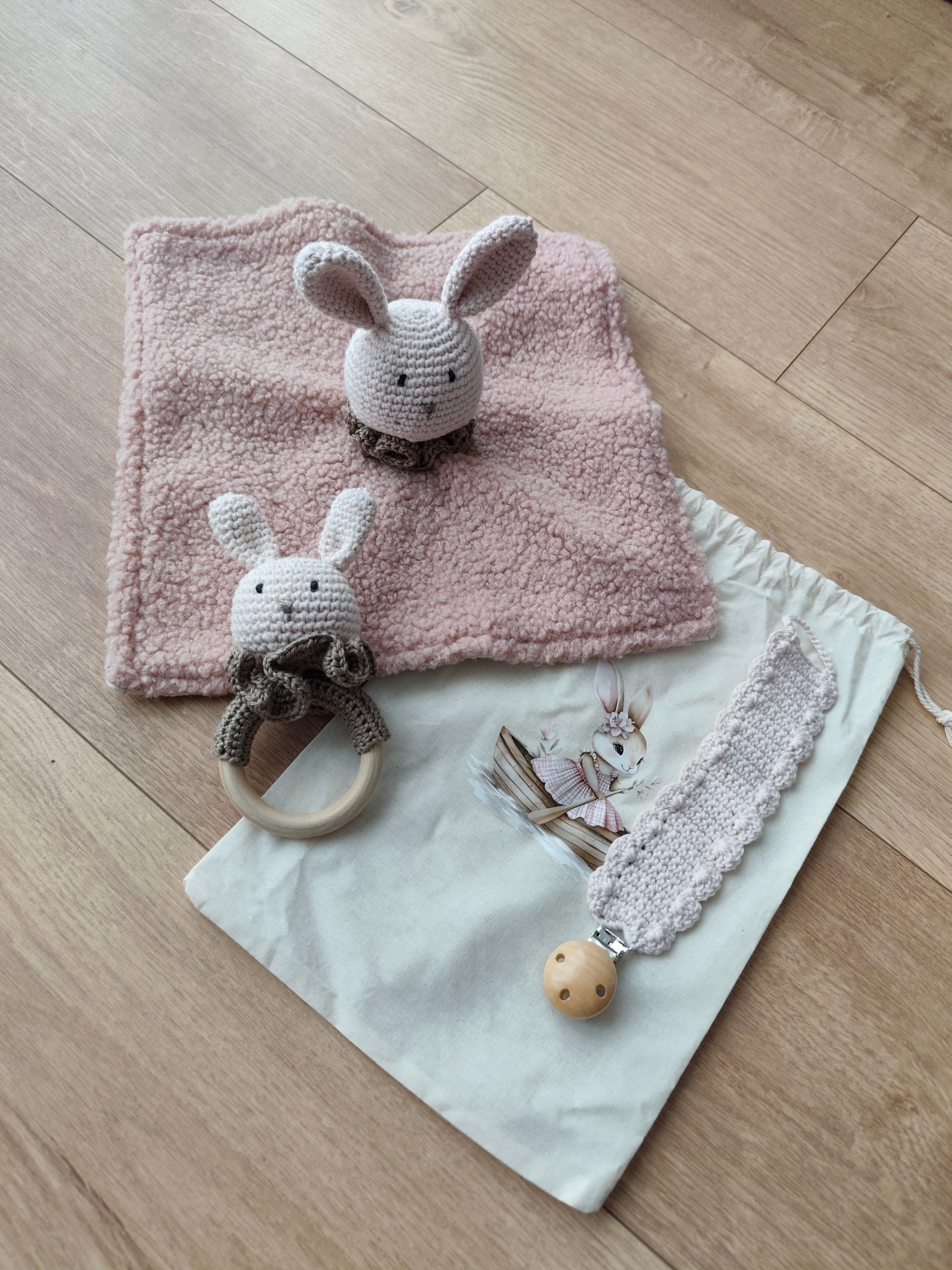 Coffret naissance Léontine la Lapine fait main : doudou, hochet et attache-tétine crochet – Blanche & Noé