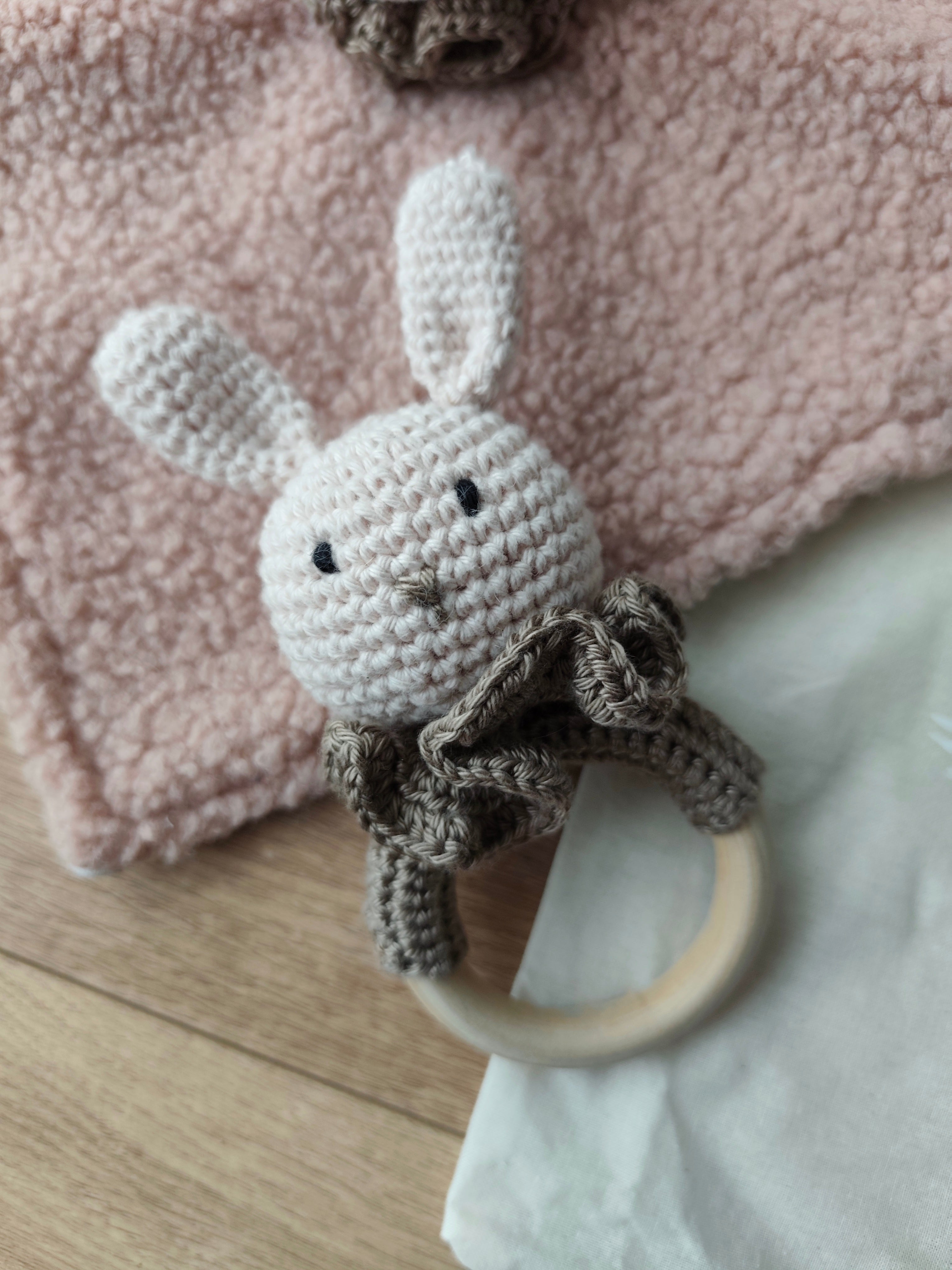 Hochet lapin crochet fait main avec anneau en bois naturel et grelot – coffret naissance Léontine la Lapine