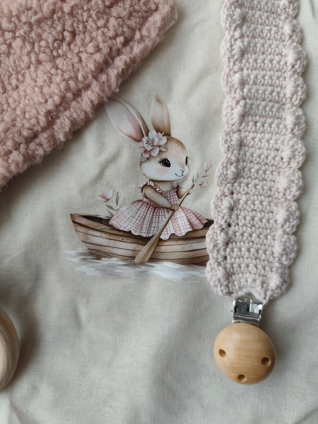 Attache-tétine crochet clip bois naturel et pochon tissu floqué Léontine la Lapine – Blanche & Noé