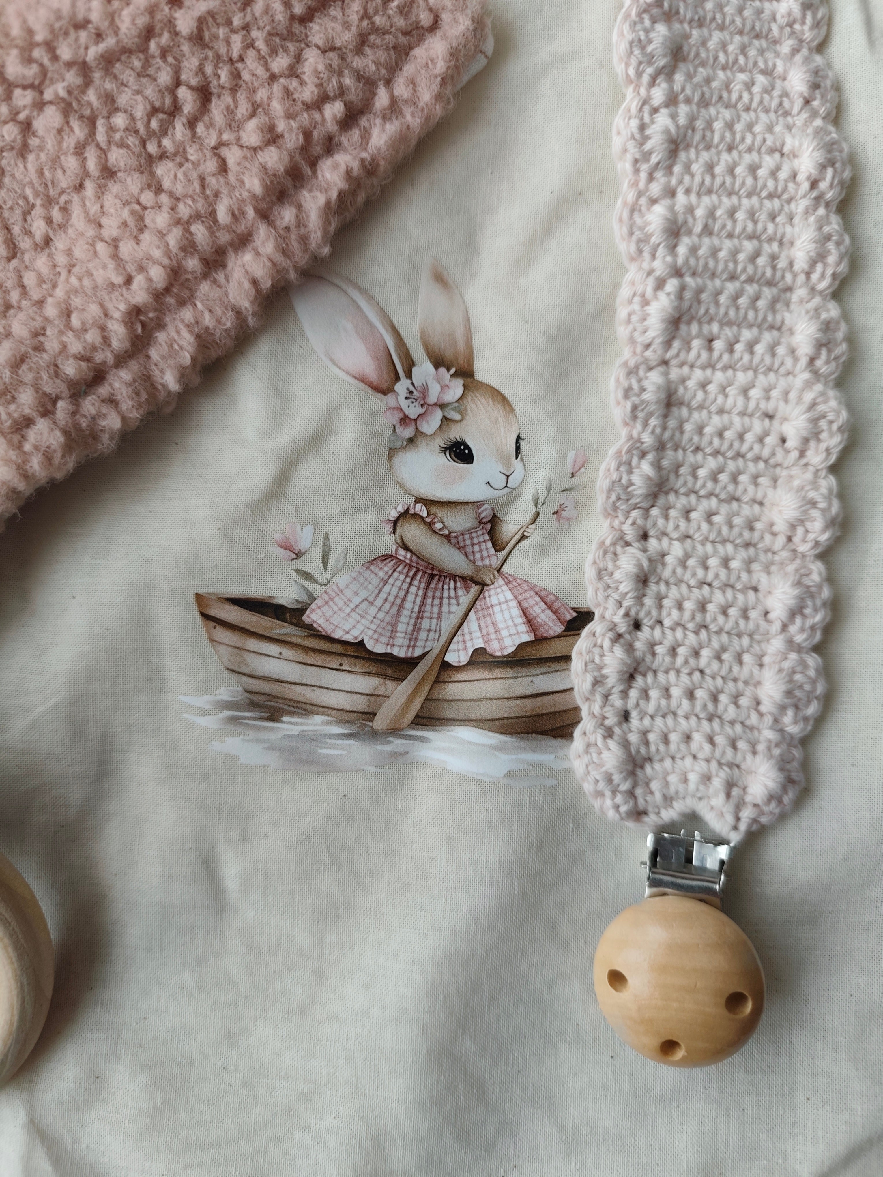 Attache-tétine crochet clip bois naturel et pochon tissu floqué Léontine la Lapine – Blanche & Noé