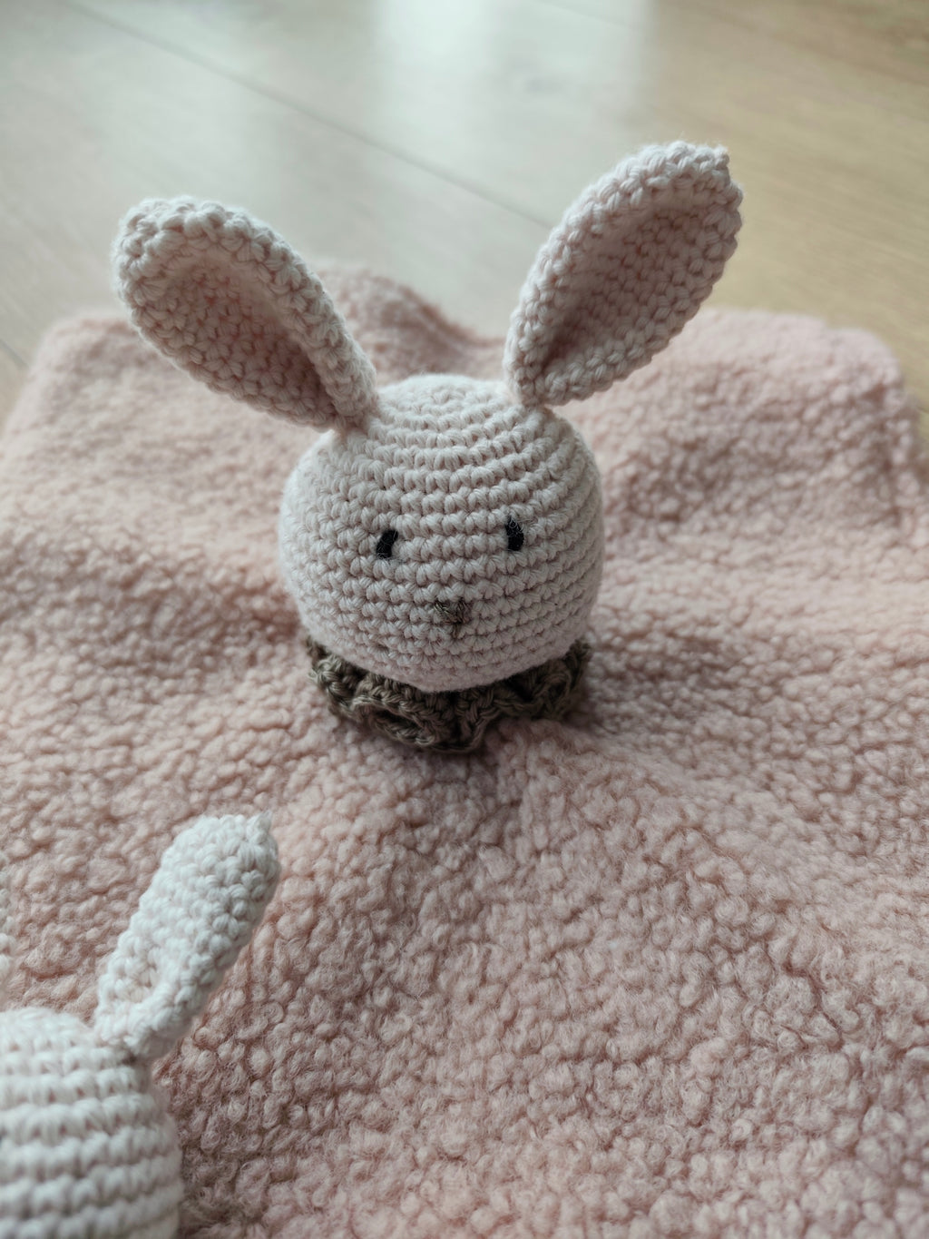 Doudou lapin crochet et tissu sherpa double gaze fait main – coffret naissance artisanal Léontine la Lapine