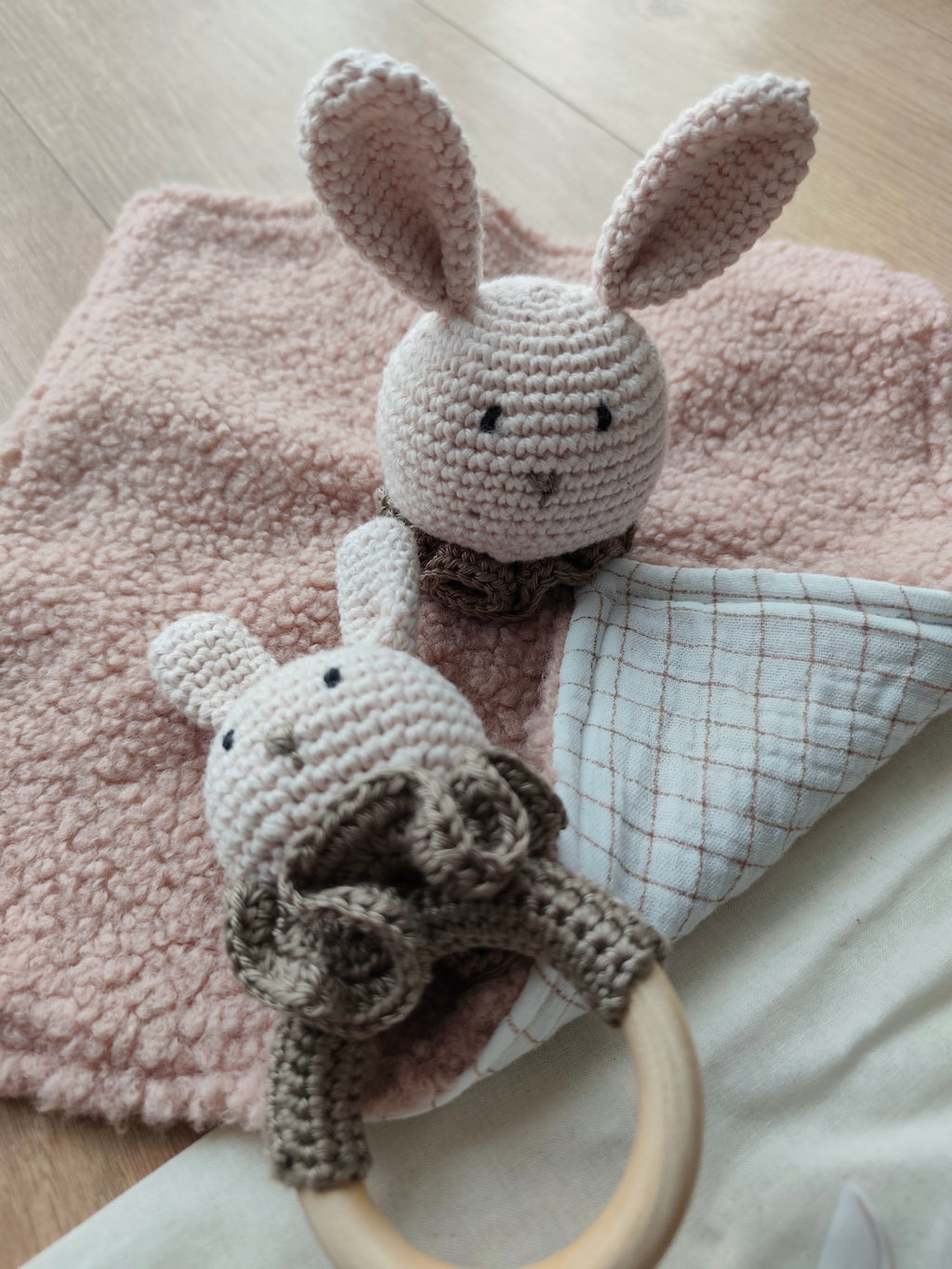 Doudou et hochet lapin crochet fait main, coffret naissance bébé fille artisanal – Blanche & Noé