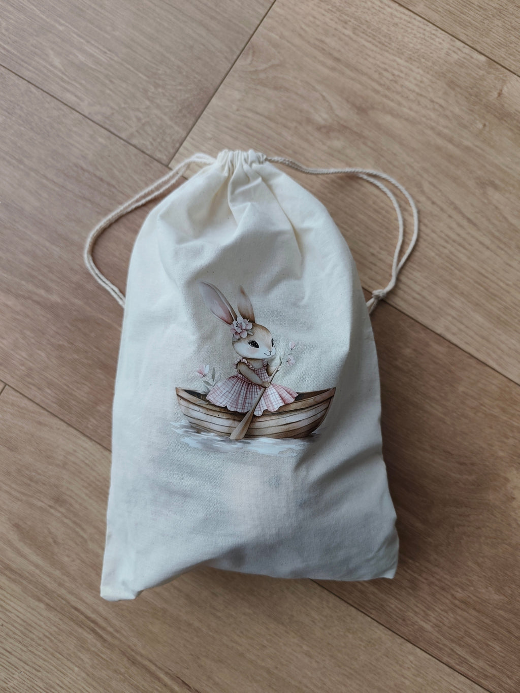 Coffret naissance Léontine la Lapine prêt à offrir dans son pochon tissu floqué – cadeau naissance fait main