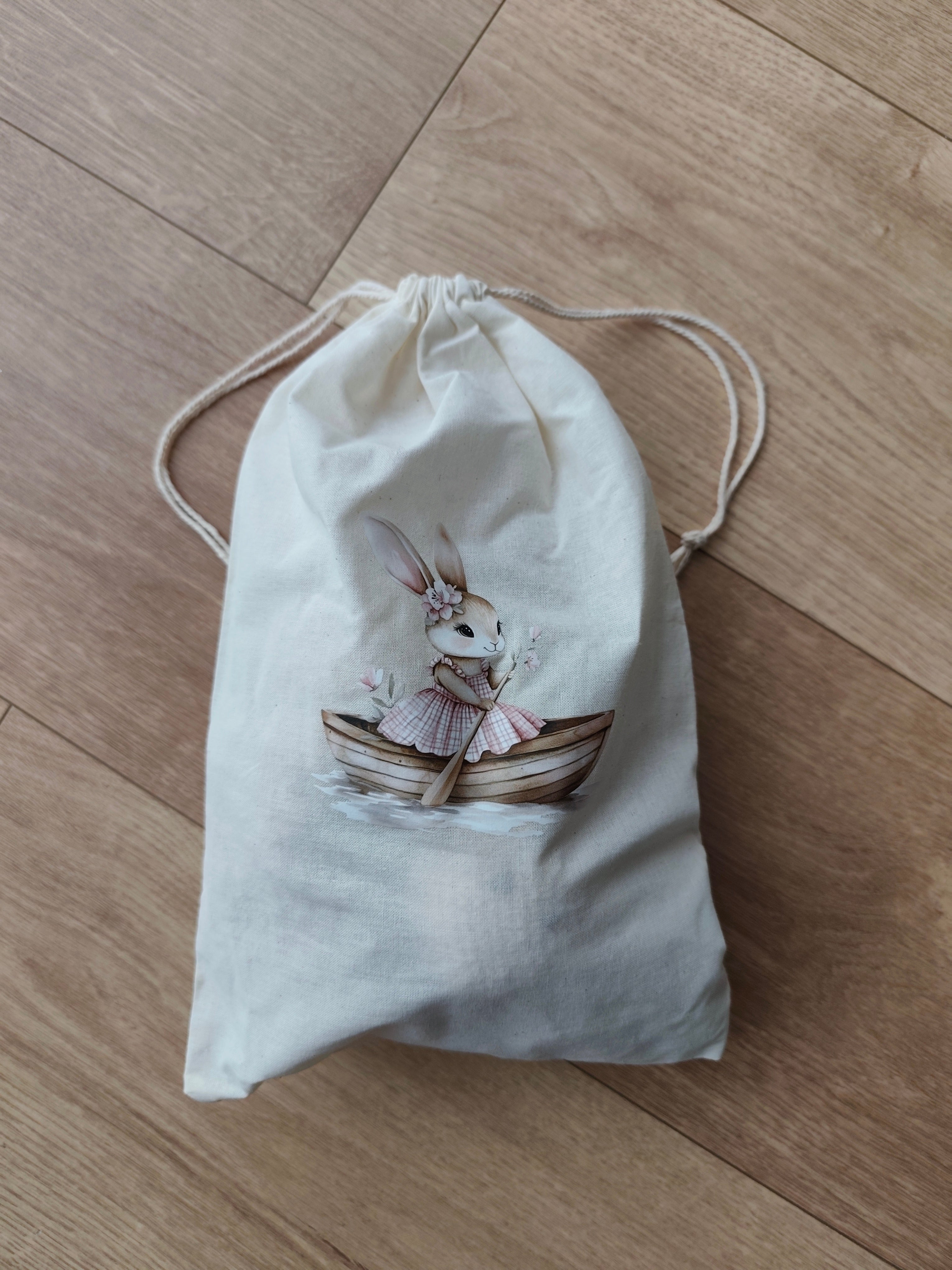 Coffret naissance Léontine la Lapine prêt à offrir dans son pochon tissu floqué – cadeau naissance fait main