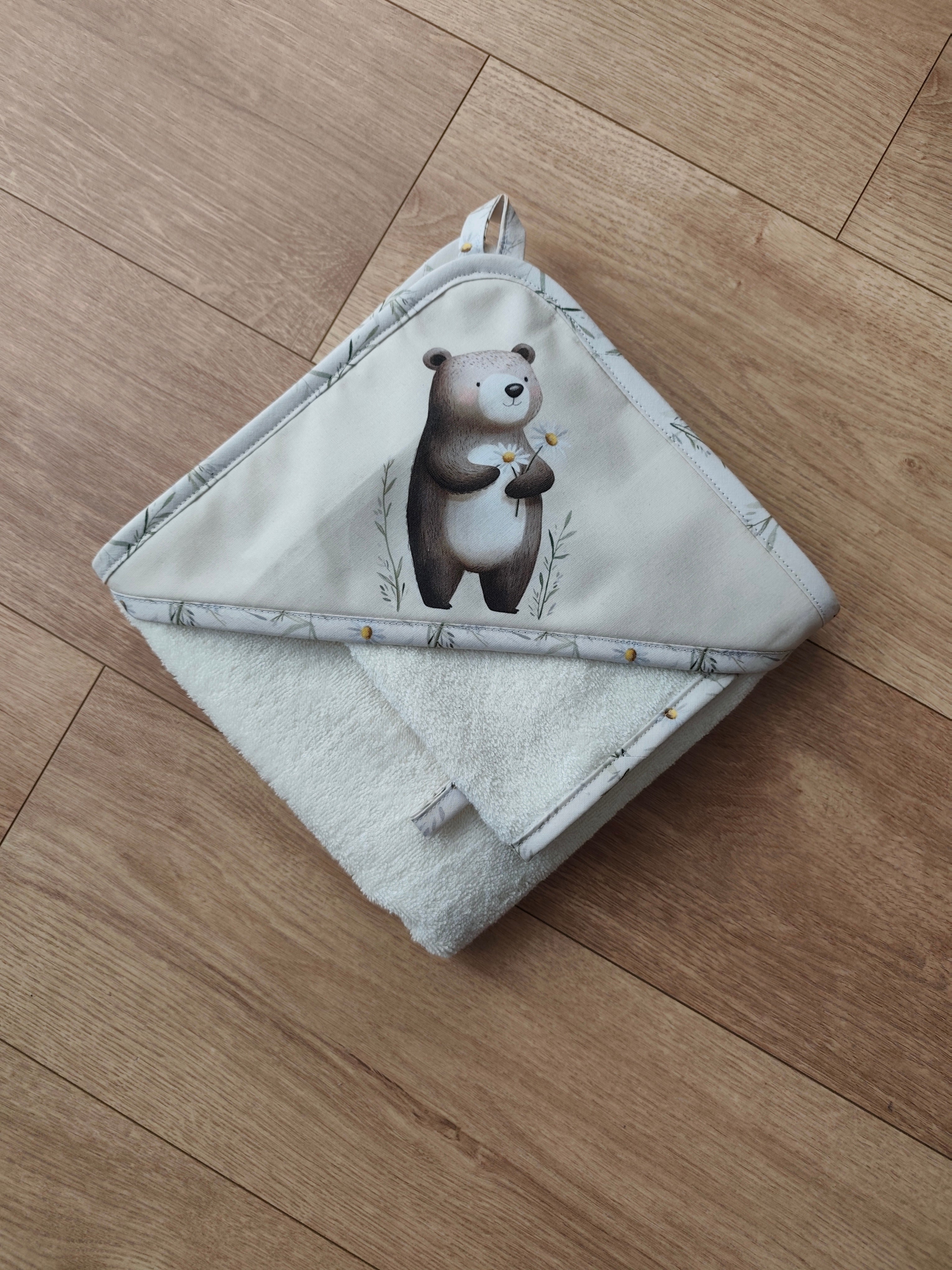 Cape de bain bébé Léon l'Ourson pliée avec capuche ourson – sortie de bain artisanale – Blanche & Noé