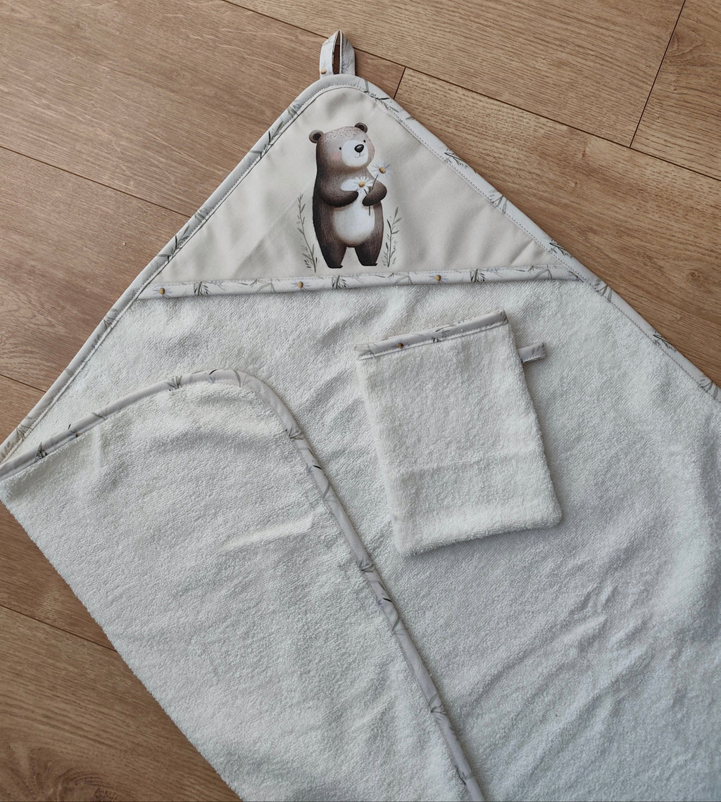 Cape de bain 75x75 cm Léon l'Ourson dépliée avec gant de toilette assorti – Blanche & Noé
