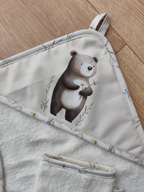 Détail capuche coton imprimé Léon l'Ourson – cape de bain bébé artisanale – Blanche & Noé