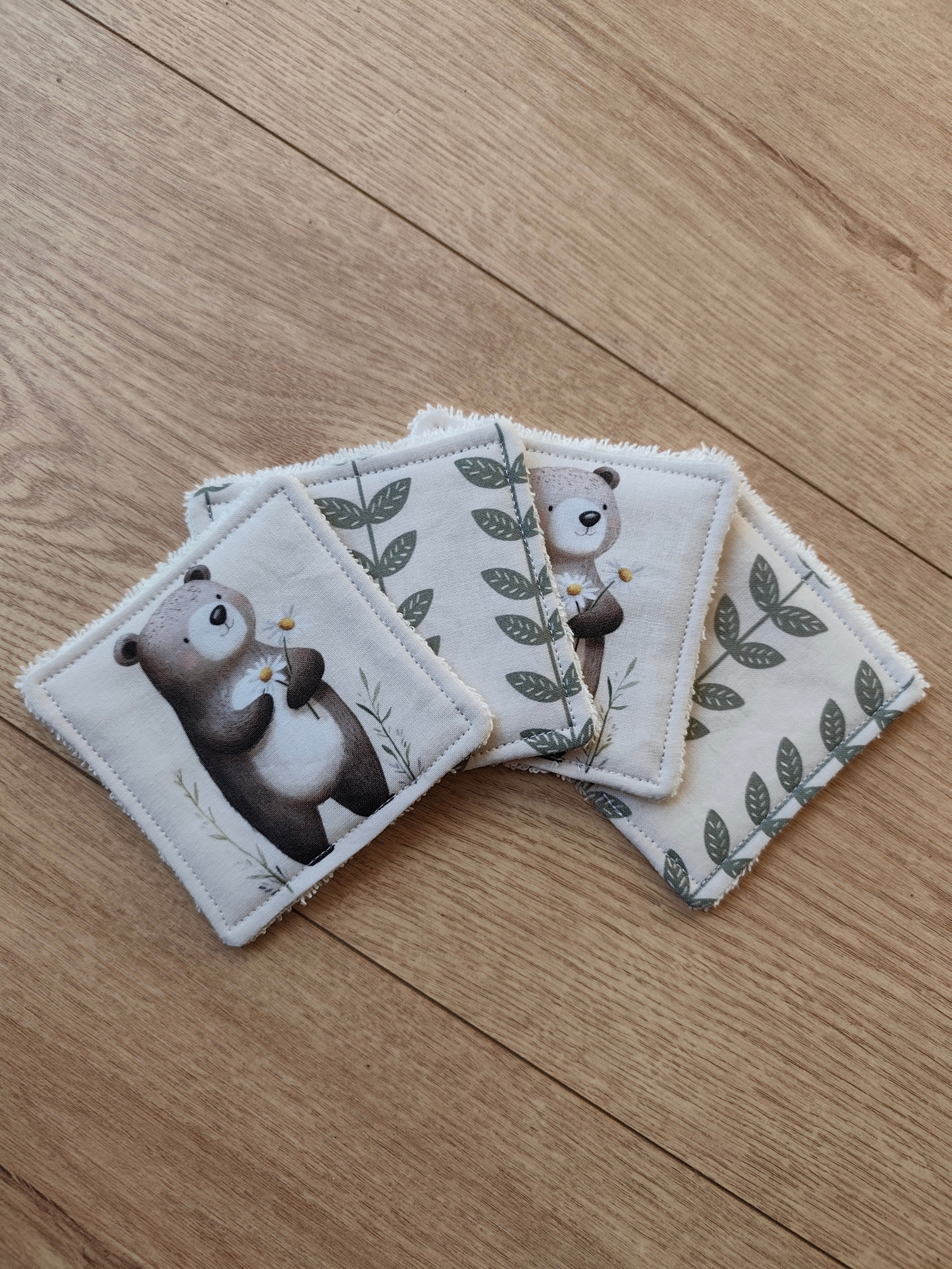 Lot de 4 lingettes lavables Léon l'Ourson en éventail – motifs ourson et feuillage sur coton, verso éponge – Blanche & Noé