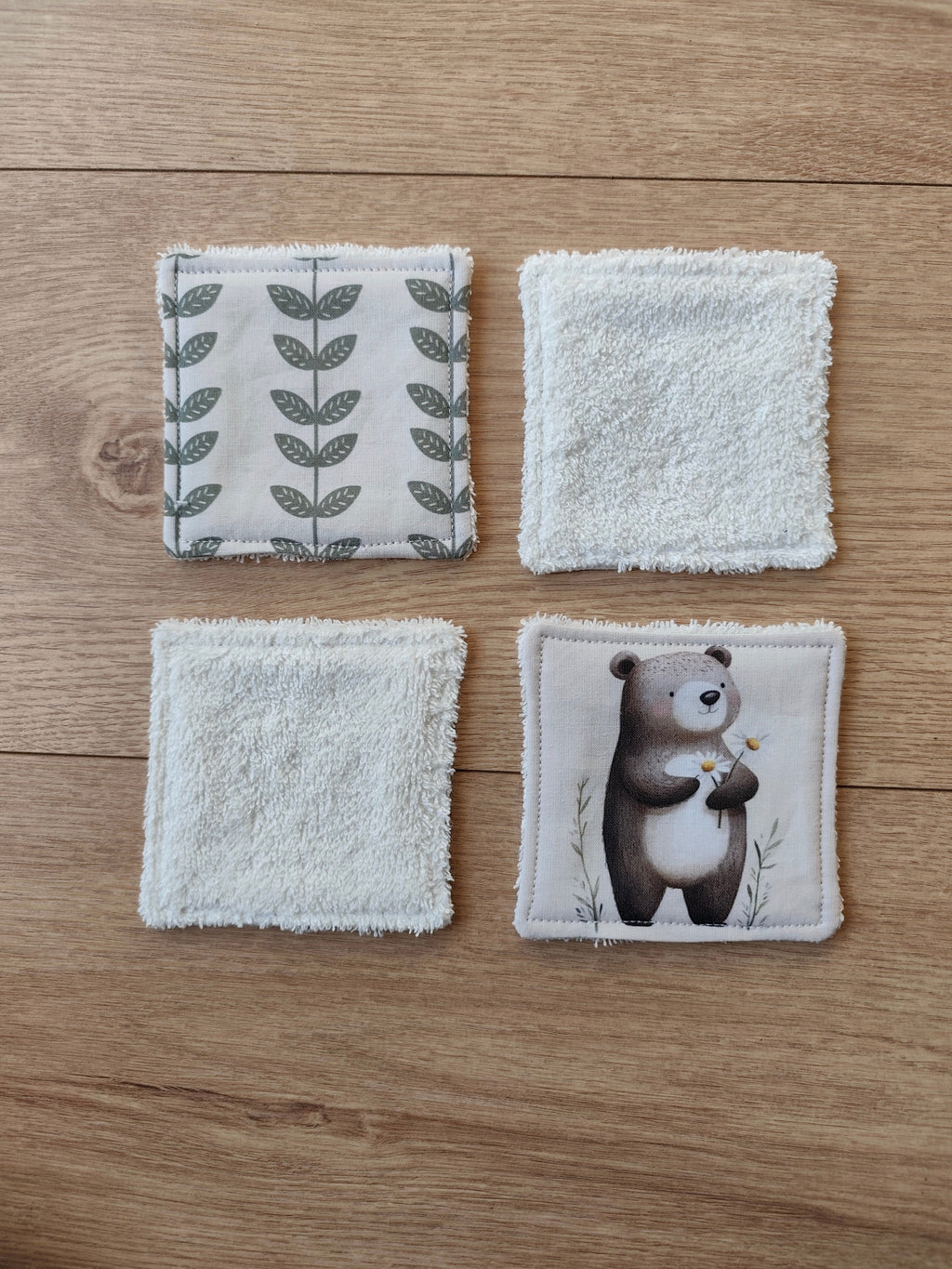 4 lingettes lavables Léon l'Ourson réversibles – recto coton imprimé et verso éponge blanche, 10x10cm – Blanche & Noé