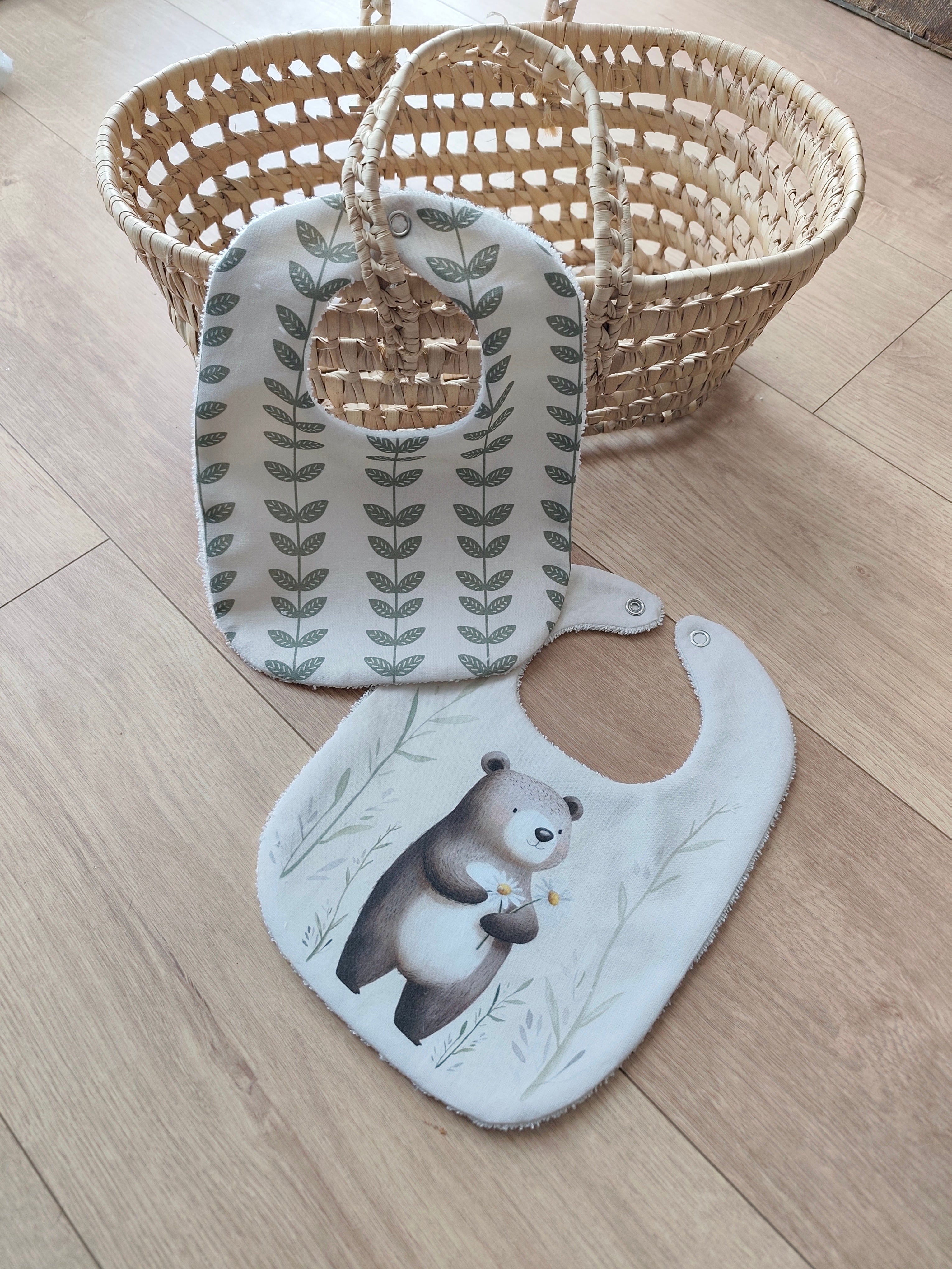 Lot de 2 bavoirs bébé Léon l’ourson – coton et éponge absorbante