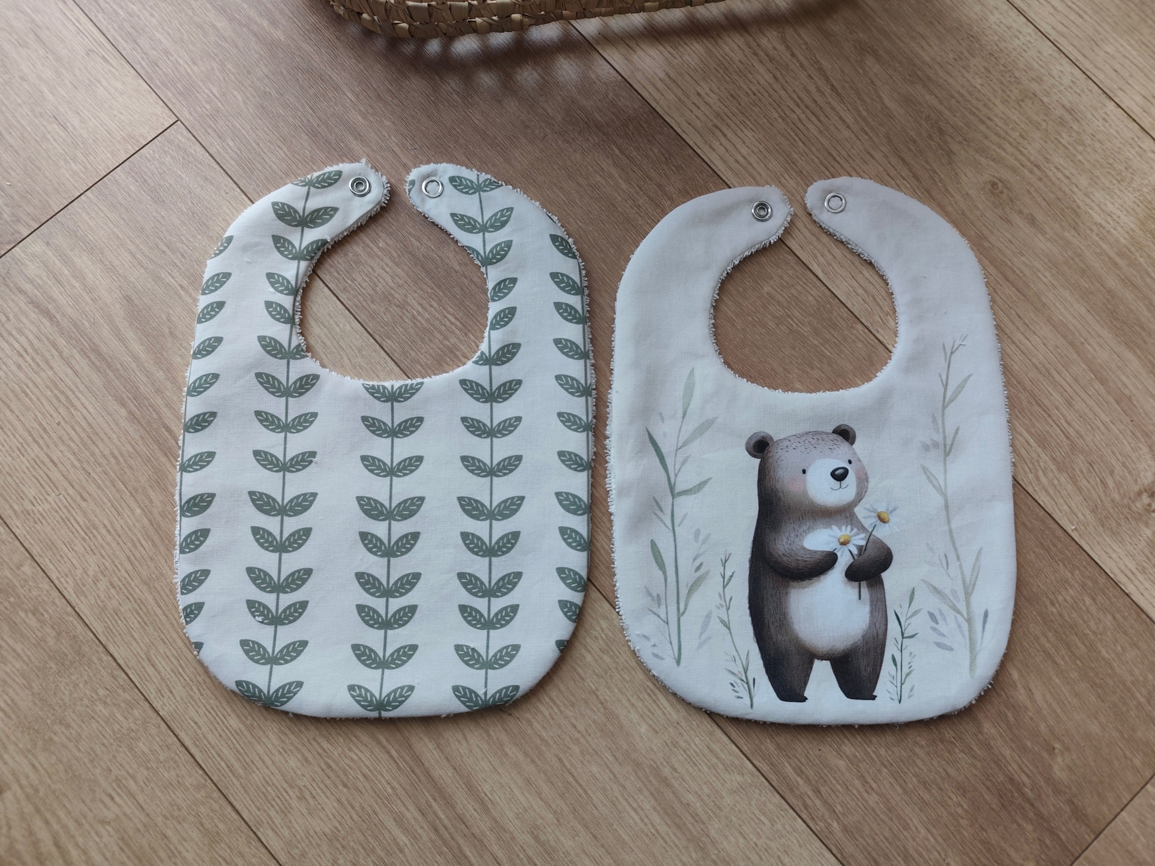 Lot de 2 bavoirs bébé Léon l’ourson – coton et éponge absorbante