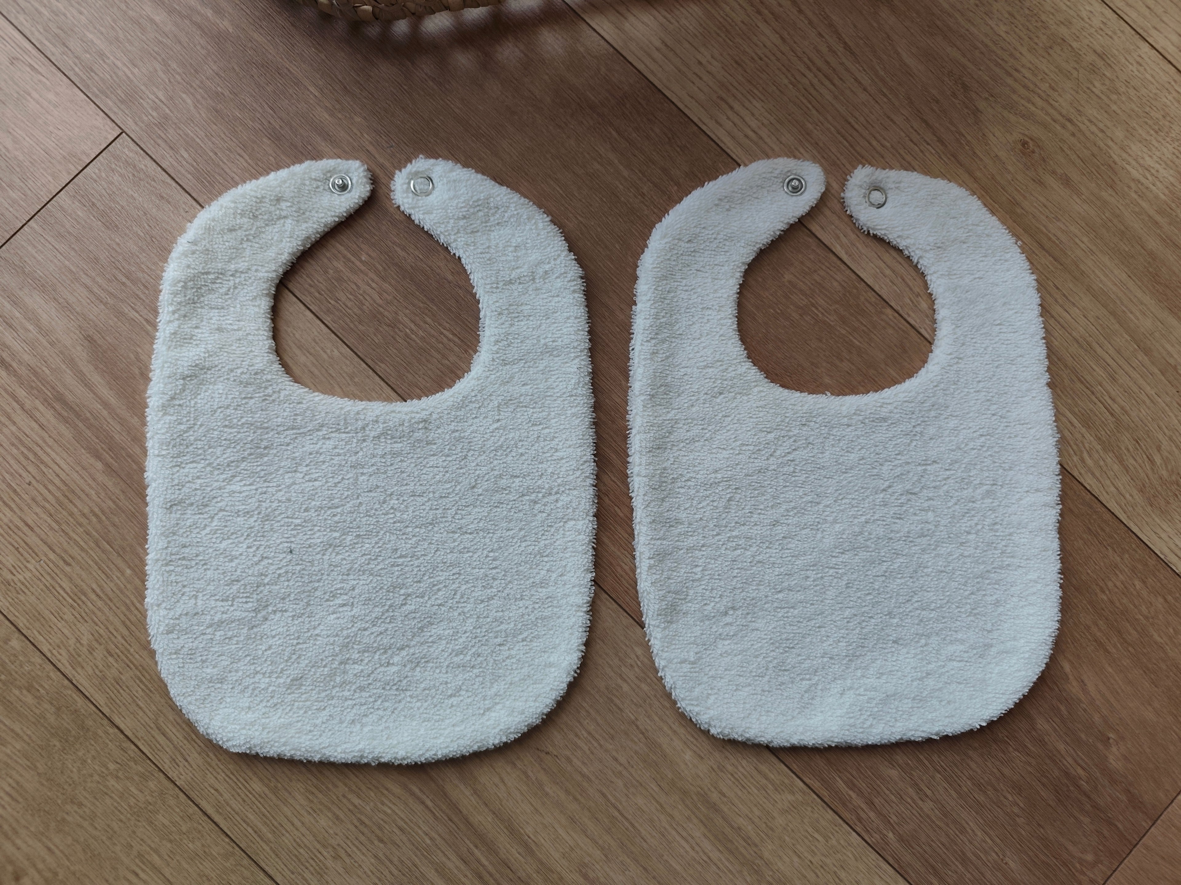 Lot de 2 bavoirs bébé Léon l’ourson – coton et éponge absorbante