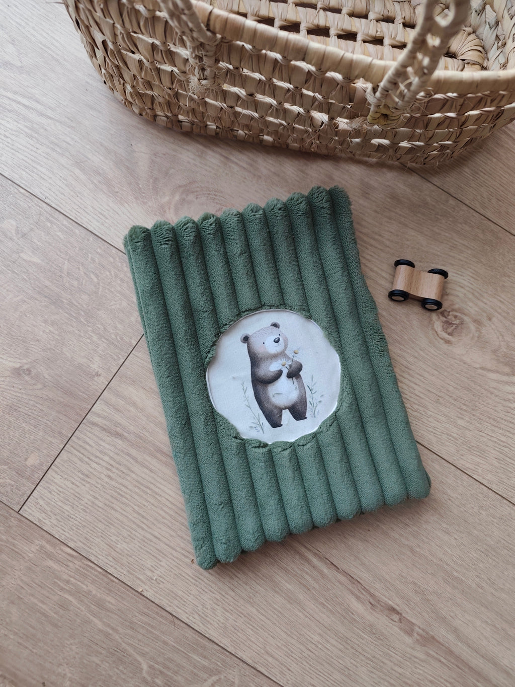 Protège carnet de santé bébé Léon l’ourson – velours côtelé et coton fait main