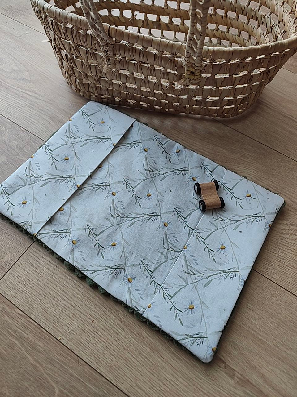 Protège carnet de santé bébé Léon l’ourson – velours côtelé et coton fait main