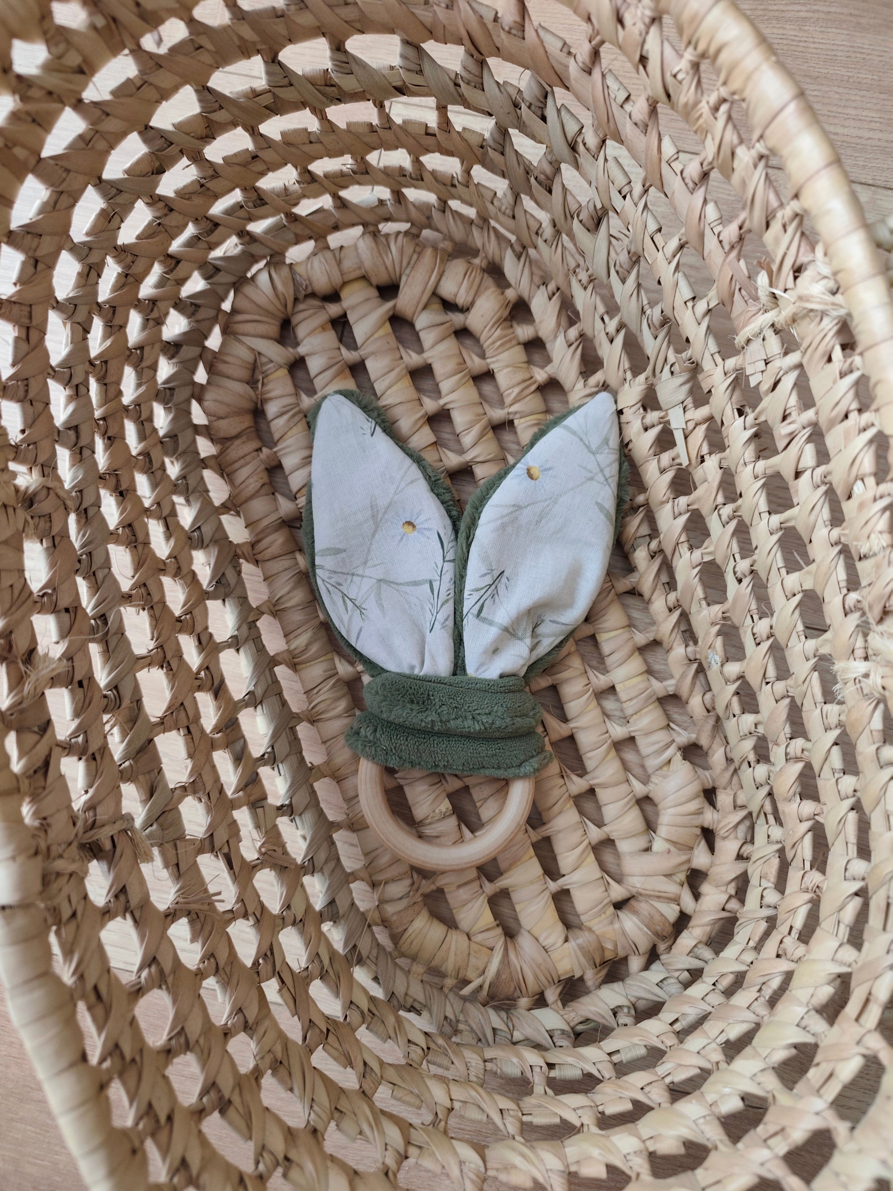 Hochet oreilles bébé Léon l’ourson – velours côtelé et coton avec grelot