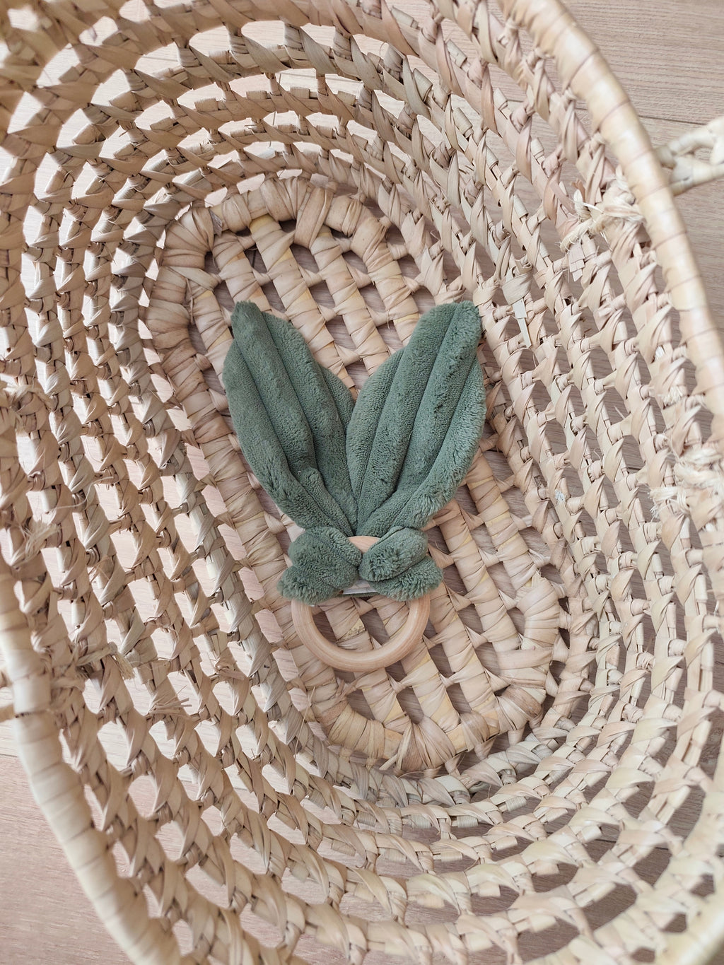 Hochet oreilles bébé Léon l’ourson – velours côtelé et coton avec grelot