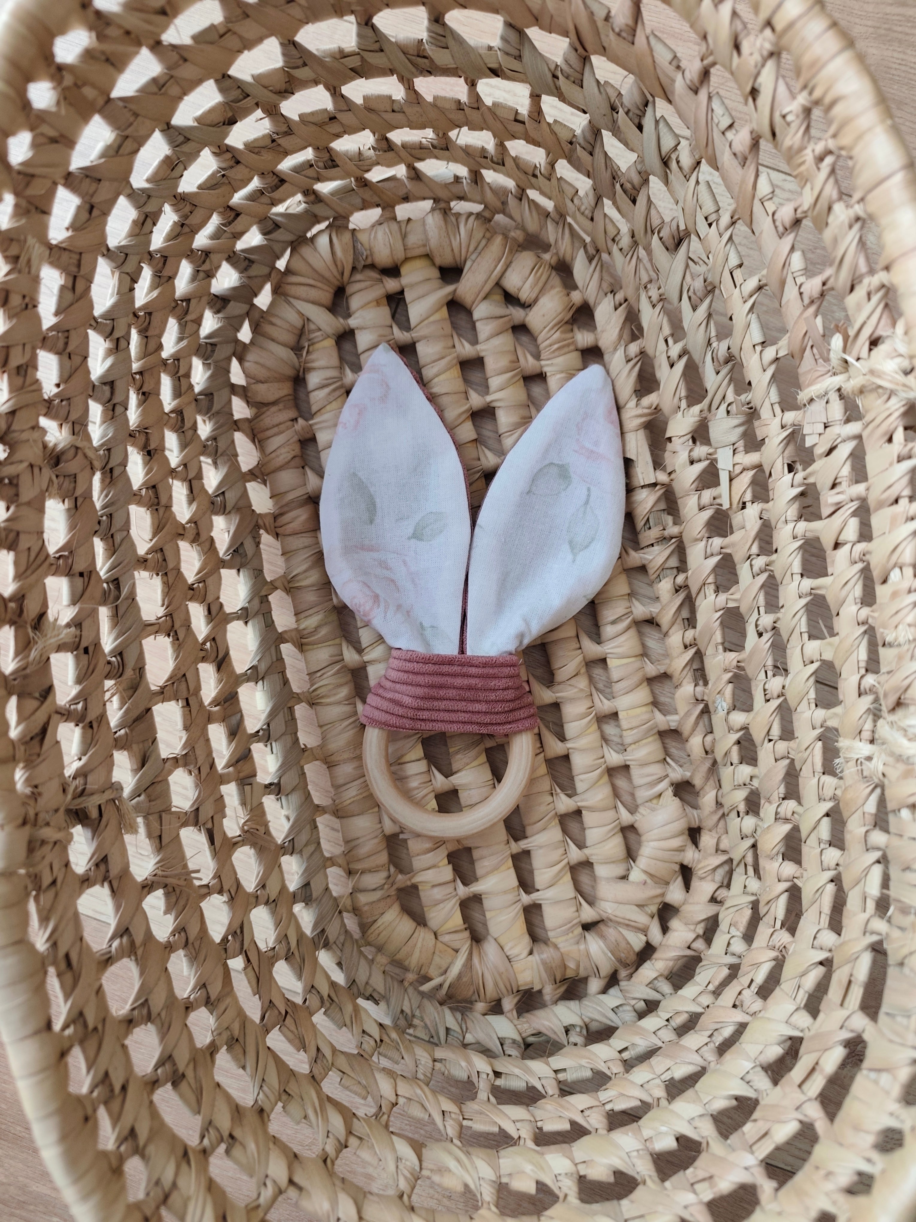 Hochet oreilles de lapin Léontine – anneau bois, coton et velours côtelé
