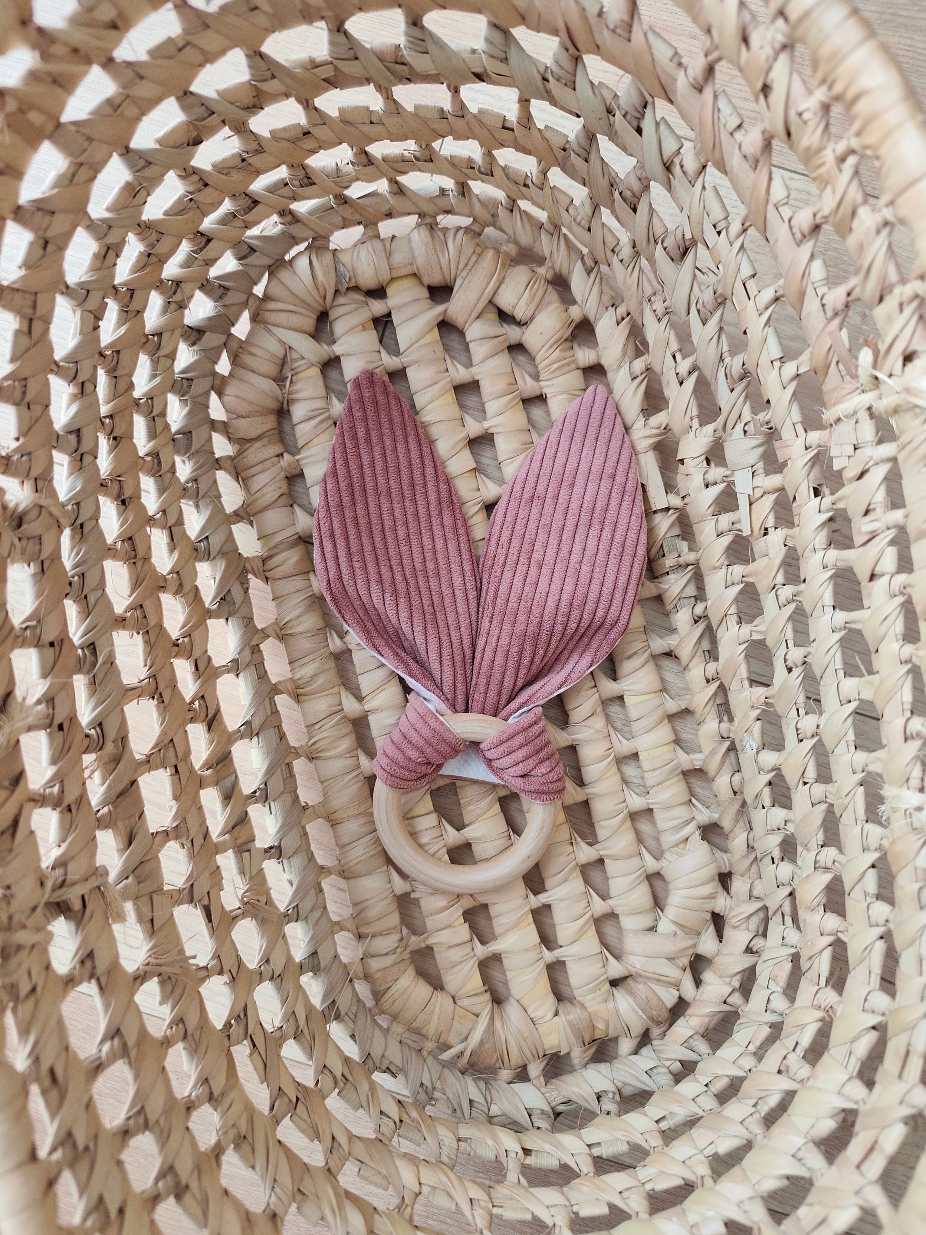 Hochet oreilles de lapin Léontine – anneau bois, coton et velours côtelé
