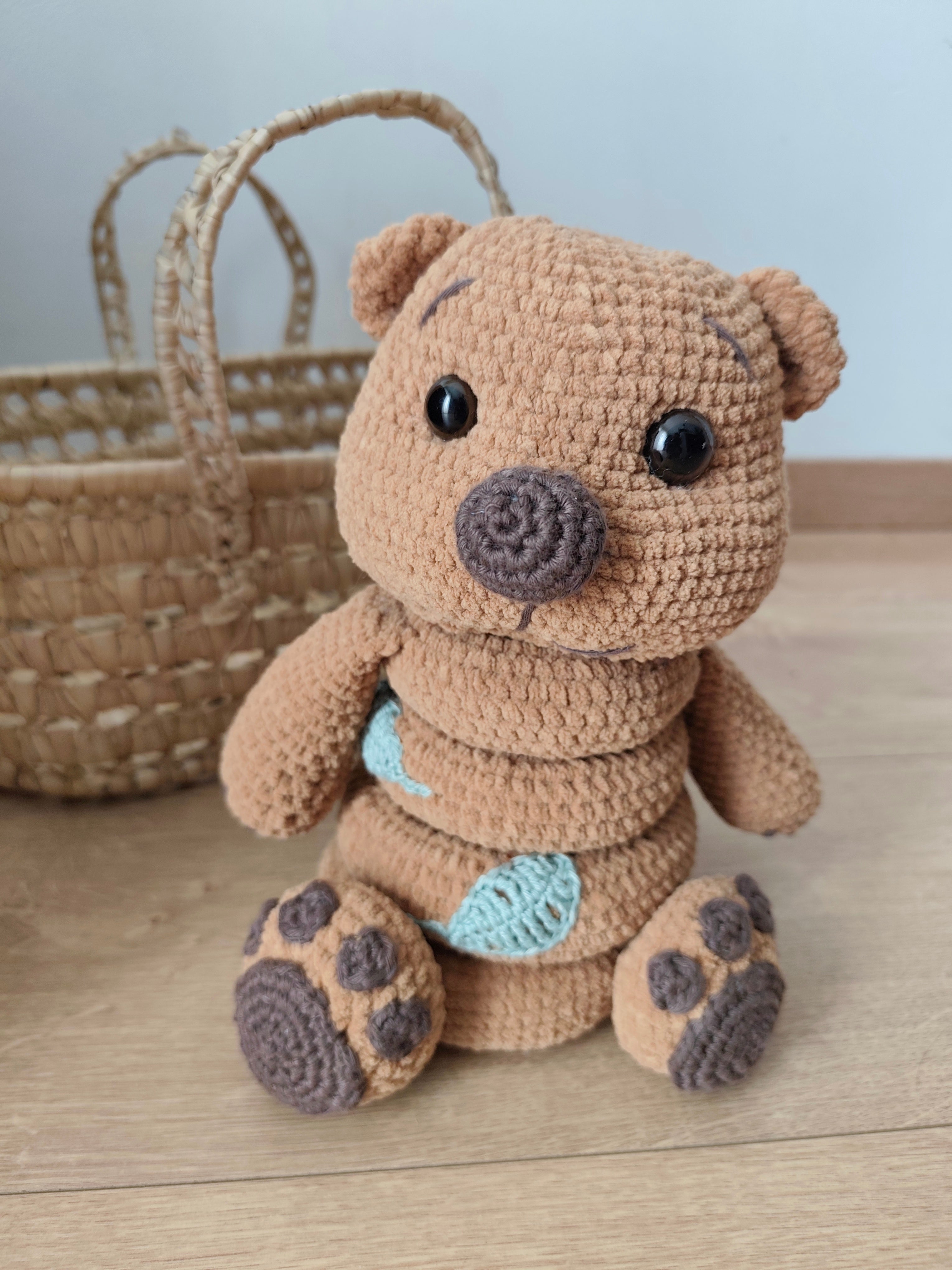 Jeu d’anneaux à empiler en crochet Léon l’ourson – Jouet d’éveil bébé fait main