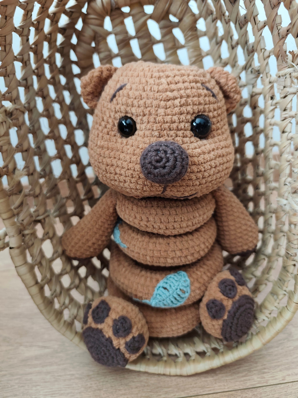 Jeu d’anneaux à empiler en crochet Léon l’ourson – Jouet d’éveil bébé fait main