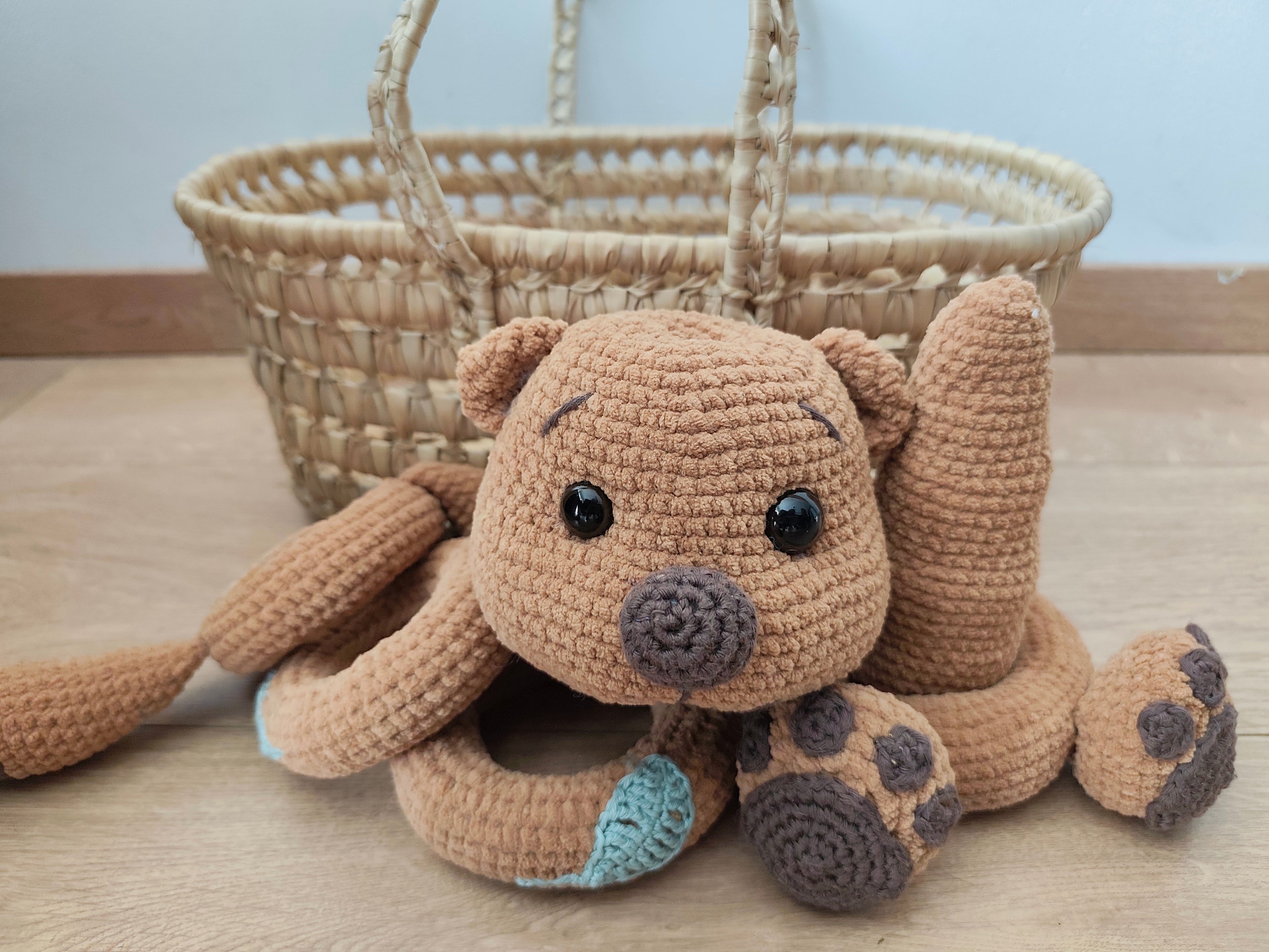 Jeu d’anneaux à empiler en crochet Léon l’ourson – Jouet d’éveil bébé fait main